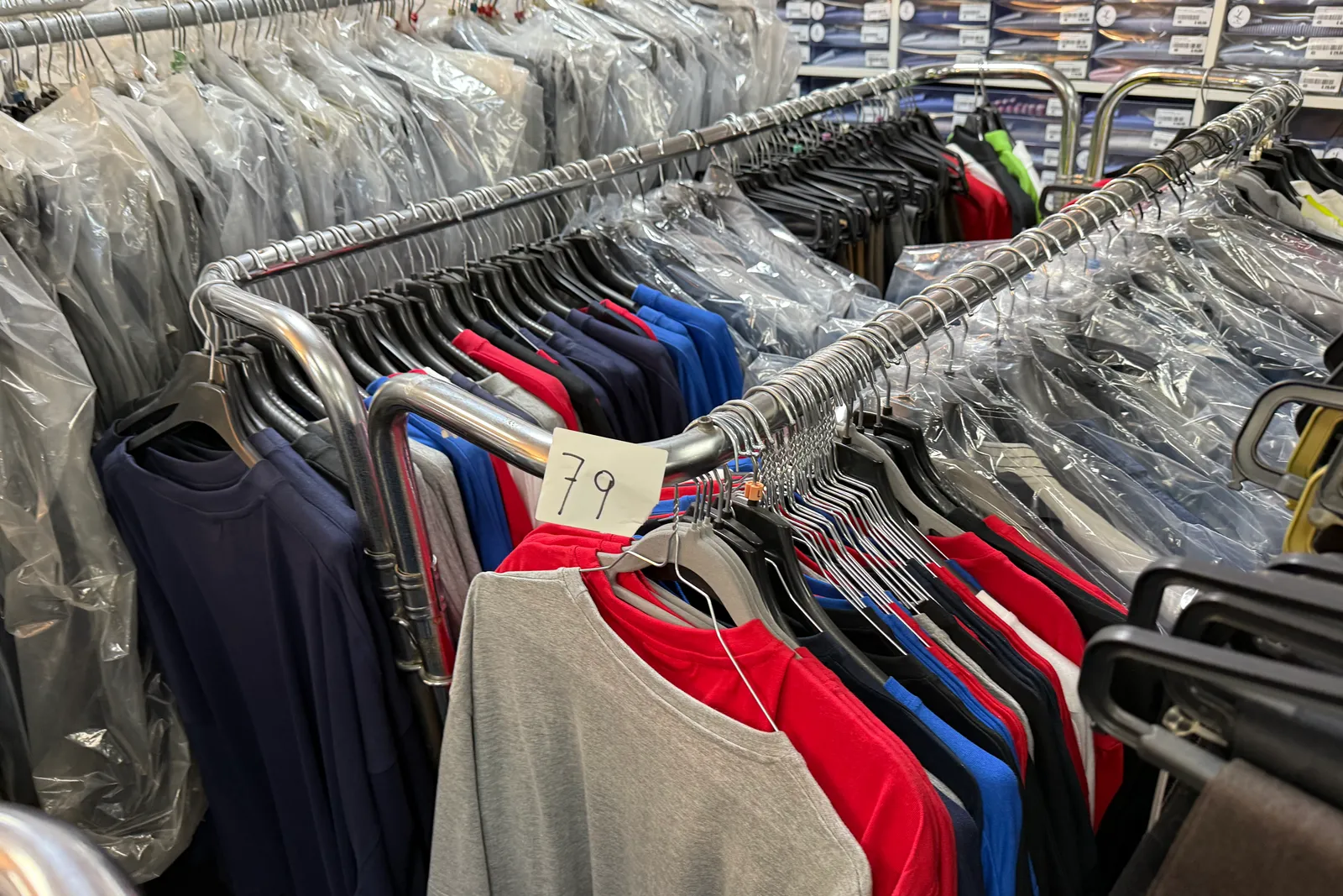 Magazzino tessuti, capi di abbigliamento e accessori – ID da n. 65 a n. 80