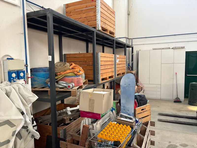 Marmo - rimanenze blocchi, semiblocchi, informi, pietrame, lastre, filagne e piastrelle, lotto espositivo e tavolo da esterno in marmo