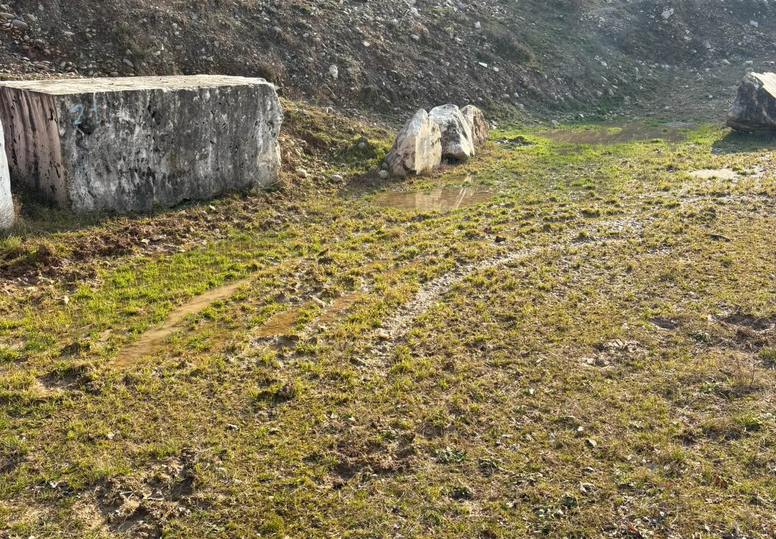 Marmo - rimanenze blocchi, semiblocchi, informi, pietrame, lastre, filagne e piastrelle, lotto espositivo e tavolo da esterno in marmo