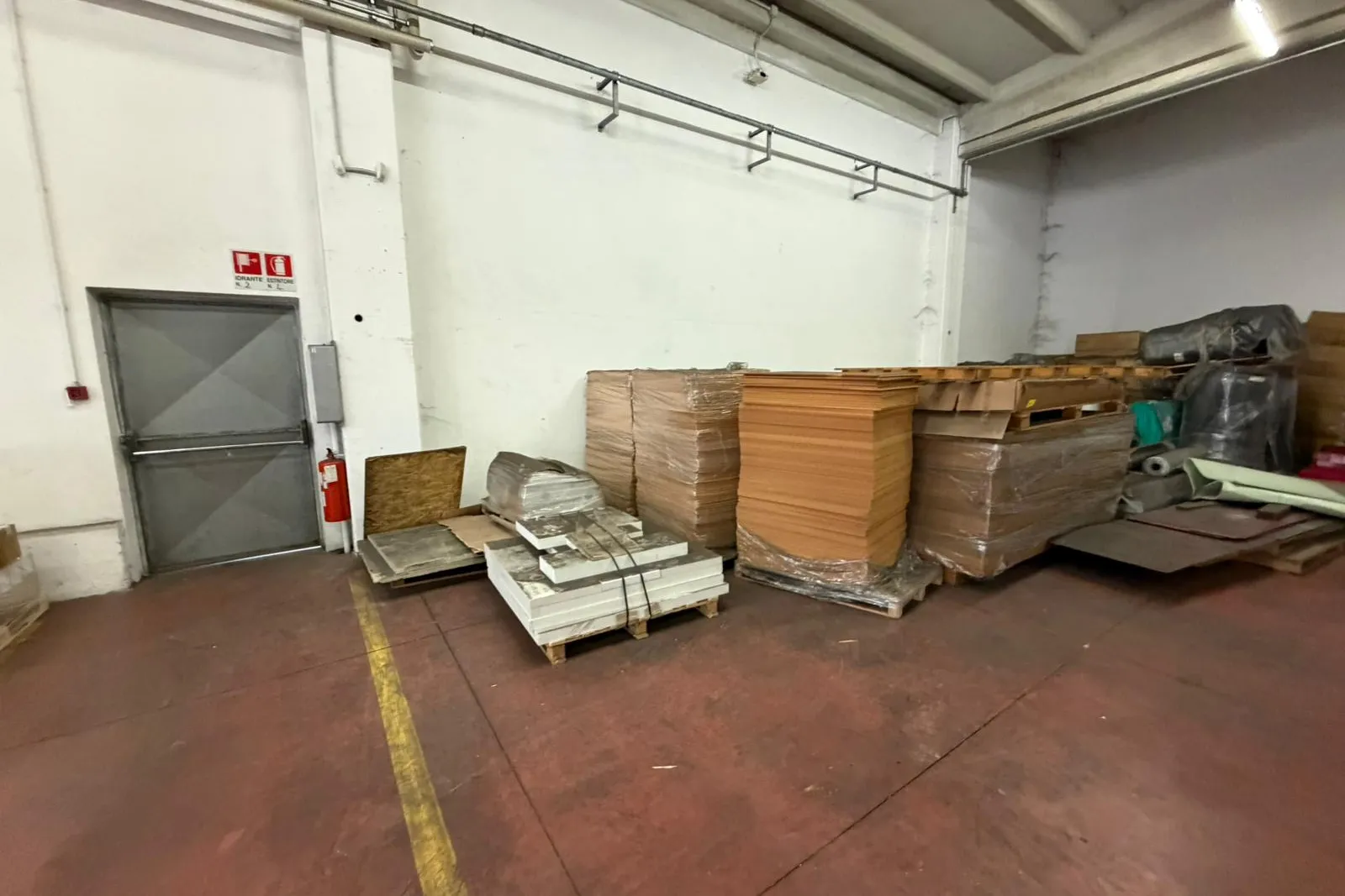 Arredi, hardware e rimanenze isolanti e vetroniti