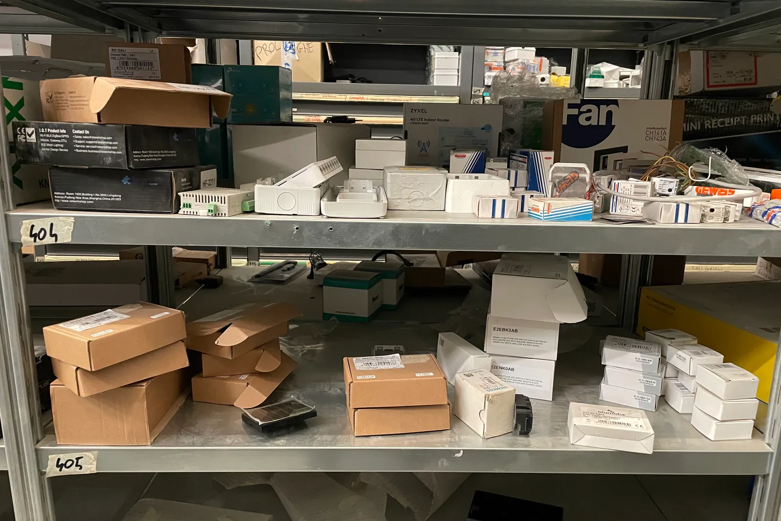 Stock lampade da tavolo, materiale elettrico e minuteria varia, oltre attrezzature e mobili da ufficio