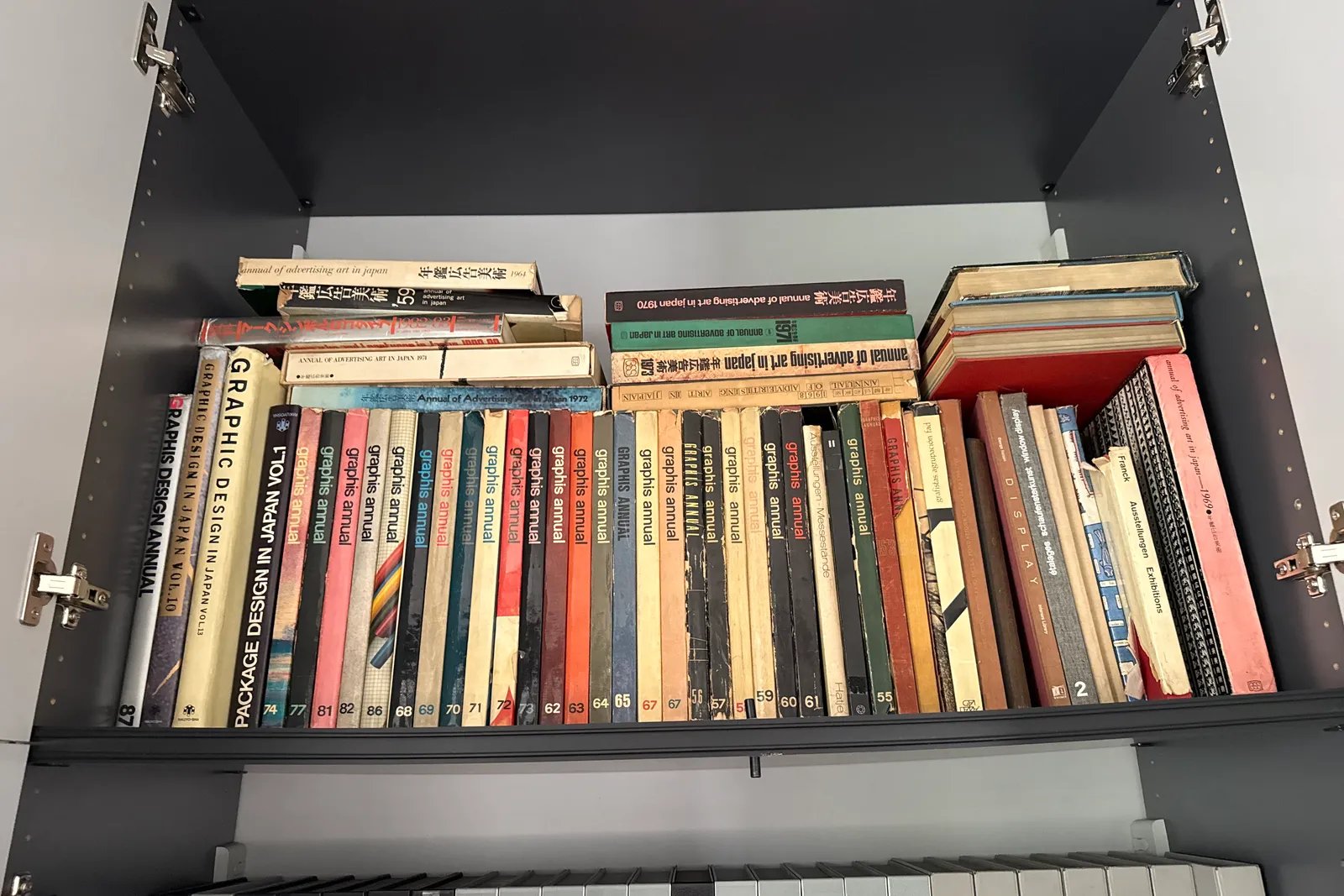 Volumi e riviste a scaffale, oltre stampe originali di uscite pubblicitarie degli anni 1955-1992 e microfiches