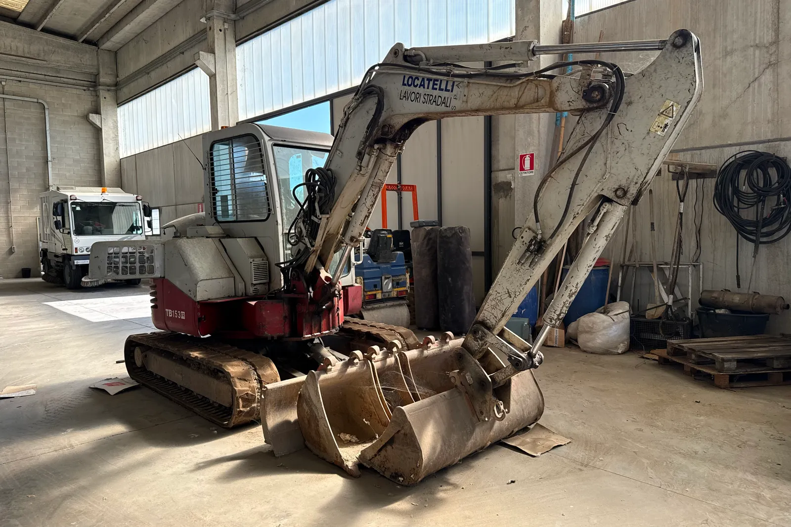 Escavatore cingolato Takeuchi mod. TB153FR, comprensivo di n. 3 benne