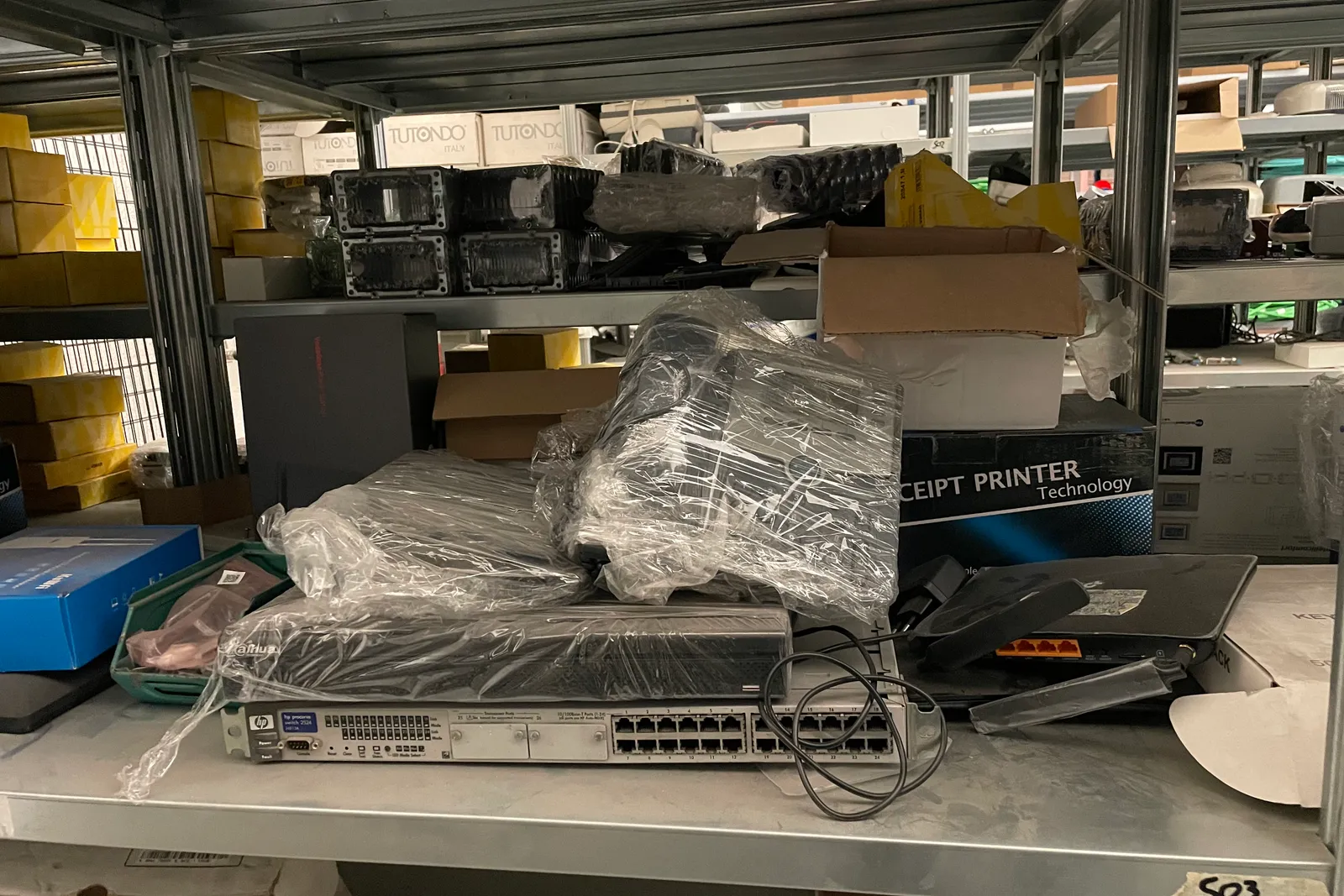 Stock lampade da tavolo, materiale elettrico e minuteria varia, oltre attrezzature e mobili da ufficio