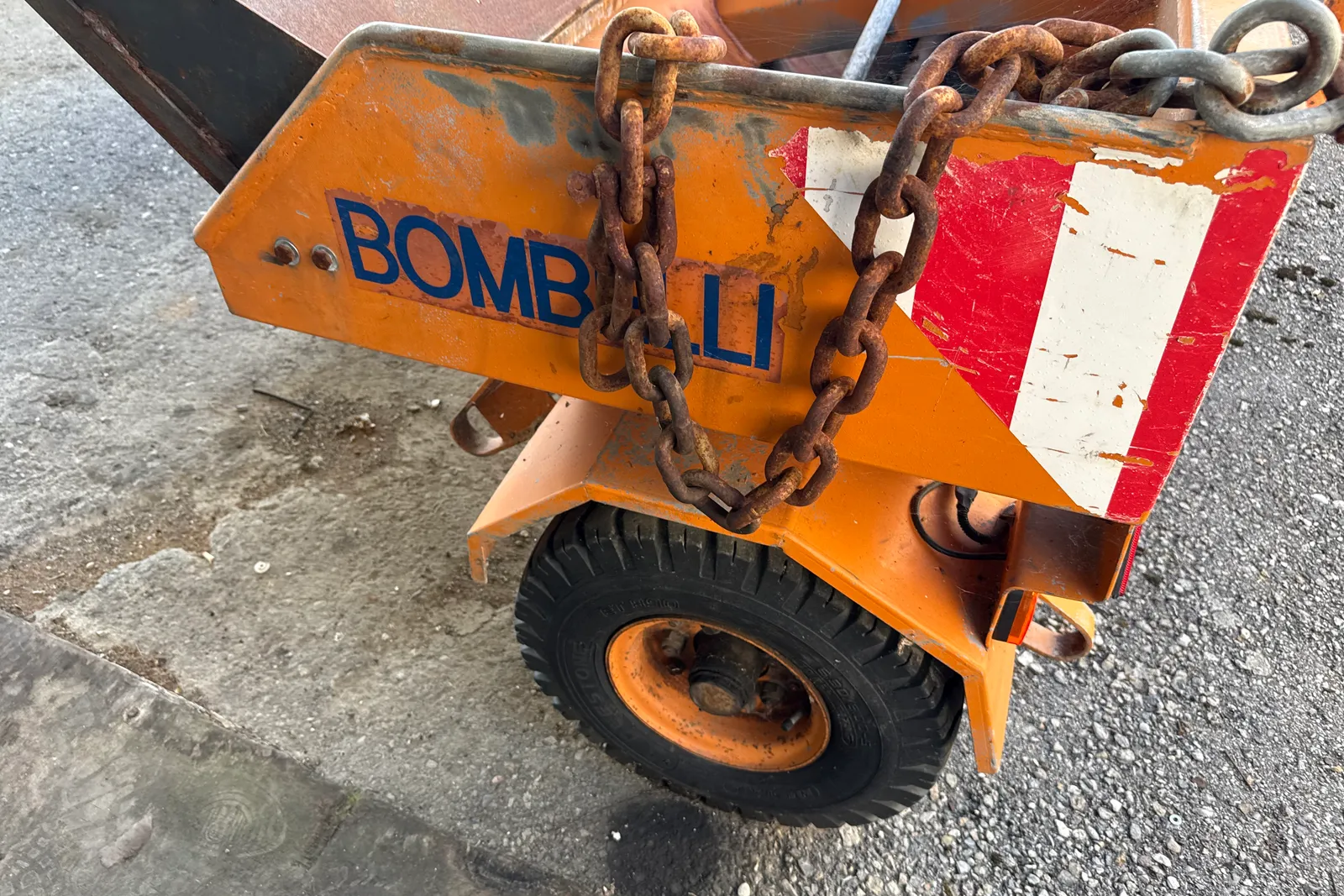 Rimorchio spargisale Bombelli mod. SMT 250 targato AAJ161