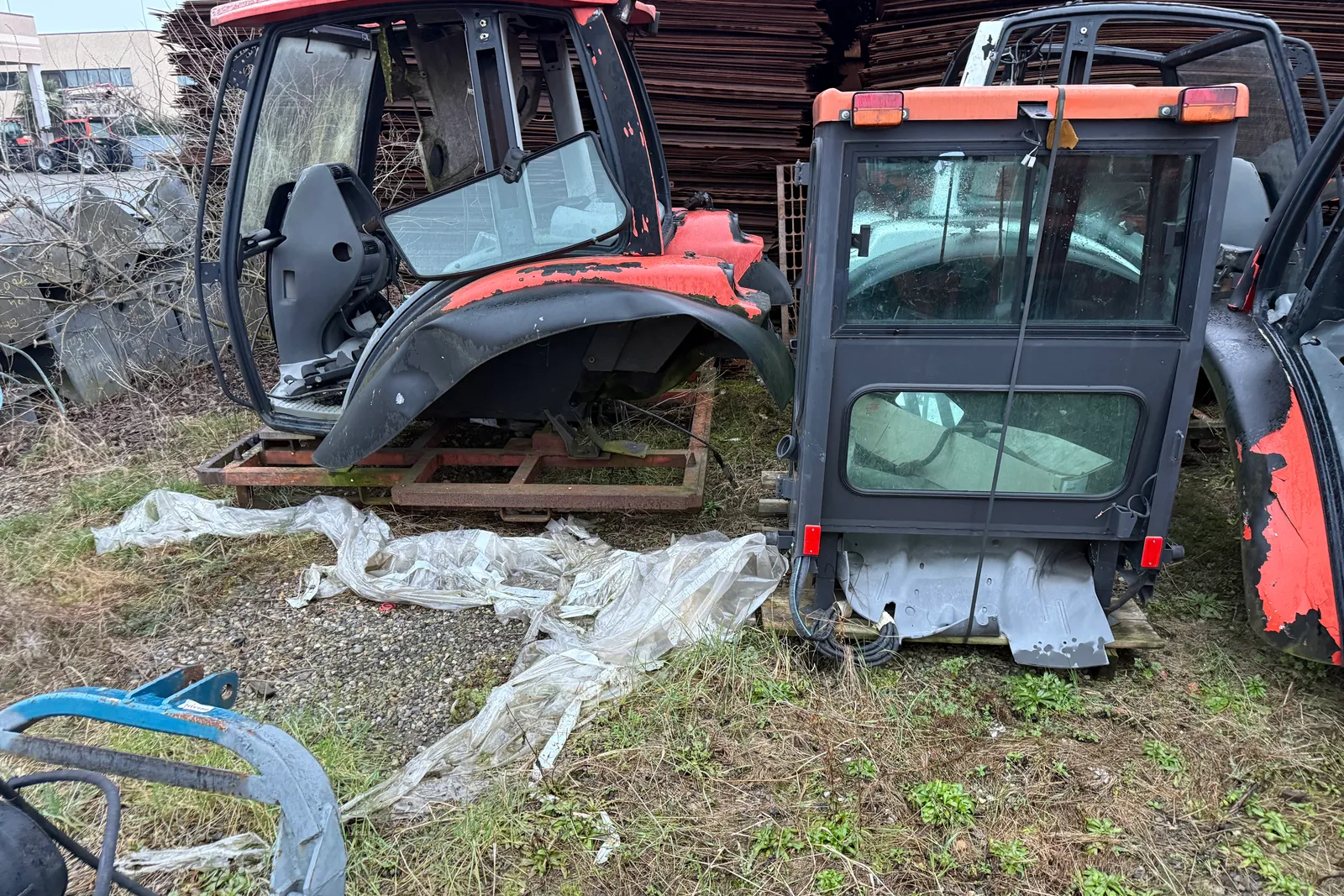 Magazzino componenti e ricambi per macchine agricole, oltre scaffali (escluse casse e ceste metalliche)