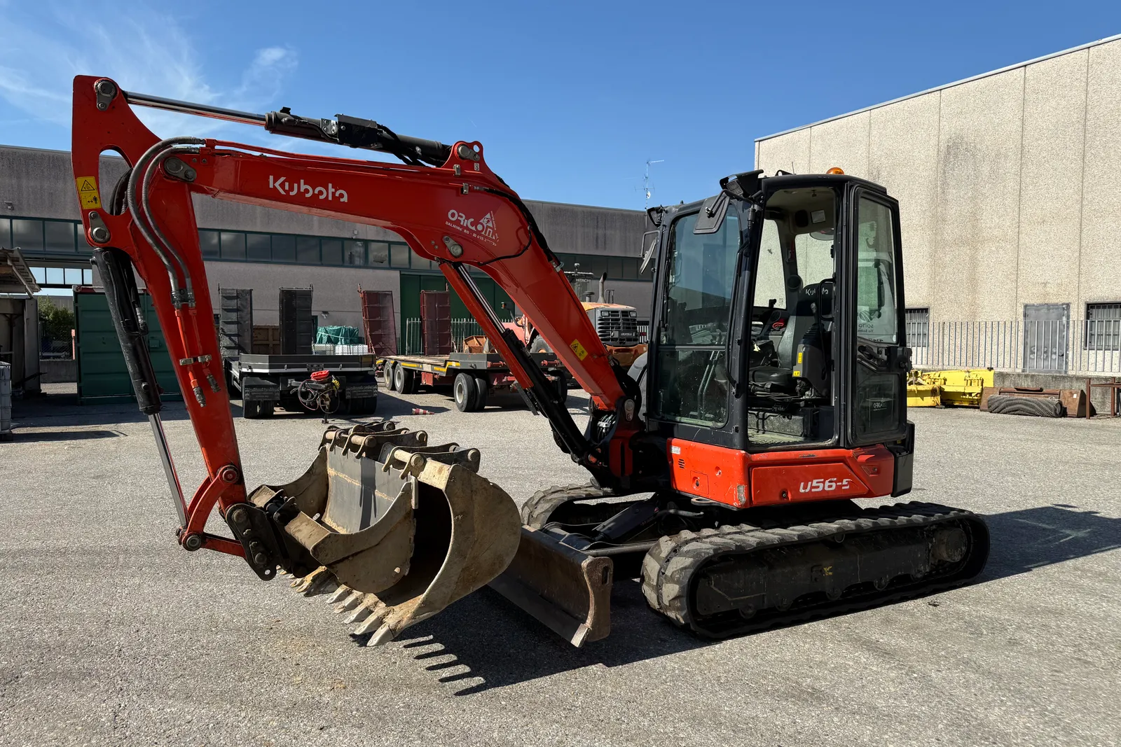 Escavatore Kubota mod. U56-5 completo di n. 3 benne e martello demolitore