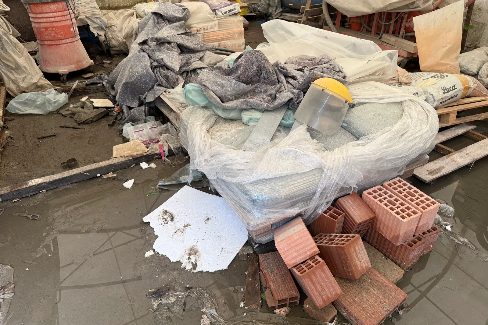 Rimanenze, strutture semifisse e macerie (ID 100, 101, 102, 103, 104)