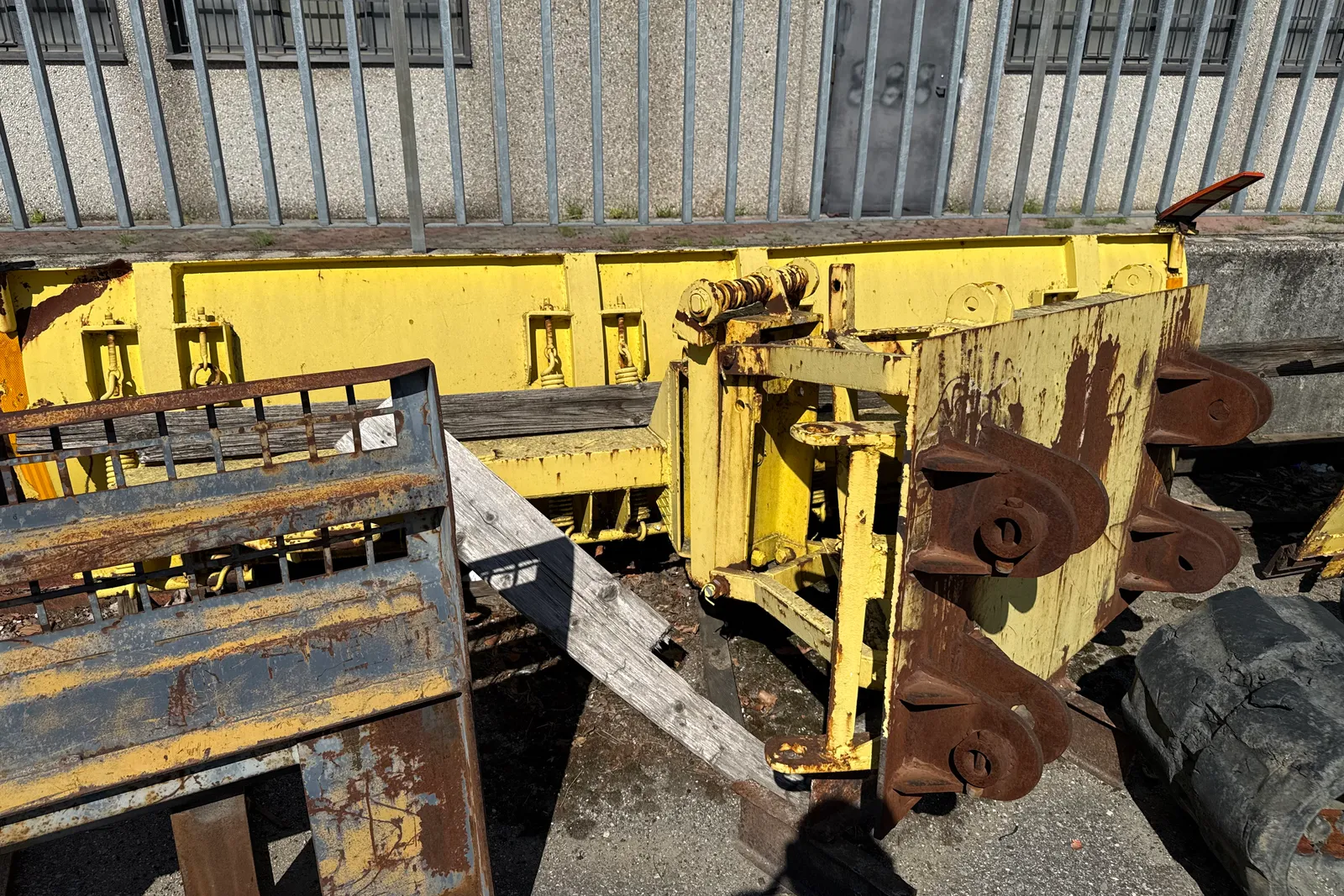 Pala caricatrice gommata Hitachi mod. ZW220 