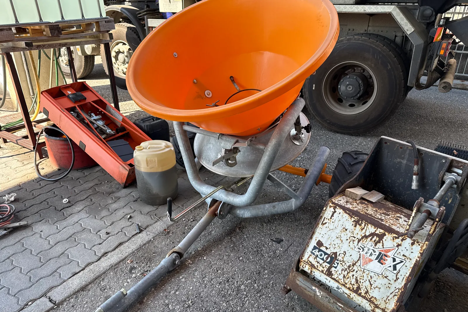Rimorchio spargisale targato BGA32319 e spargisale carrellato Gamberini mod. CL 500