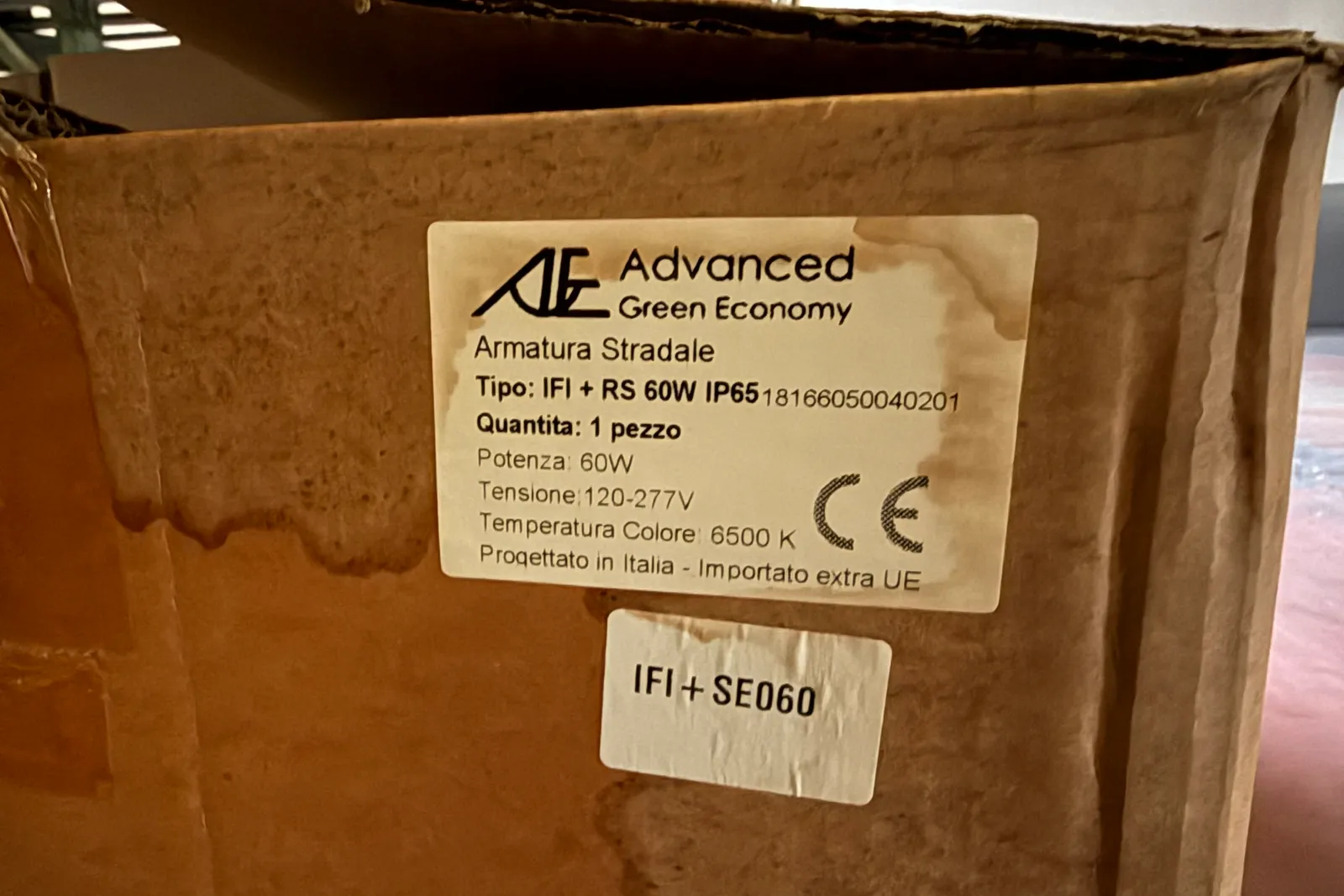 Magazzino lampade ad induzione magnetica, supporti e rimanenze