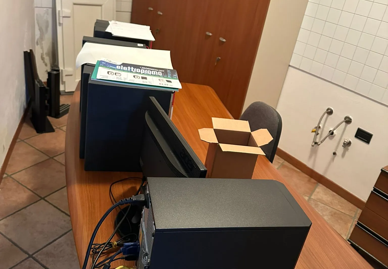 Arredi e macchine elettriche ed elettroniche da ufficio (in perizia lotto 01 e lotto 02) 
