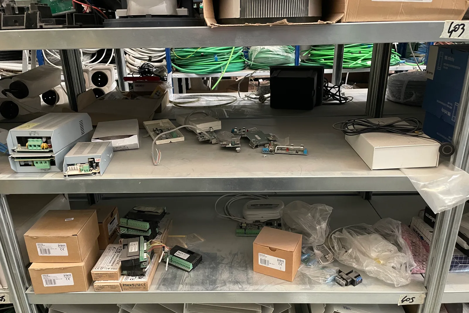 Stock lampade da tavolo, materiale elettrico e minuteria varia, oltre attrezzature e mobili da ufficio