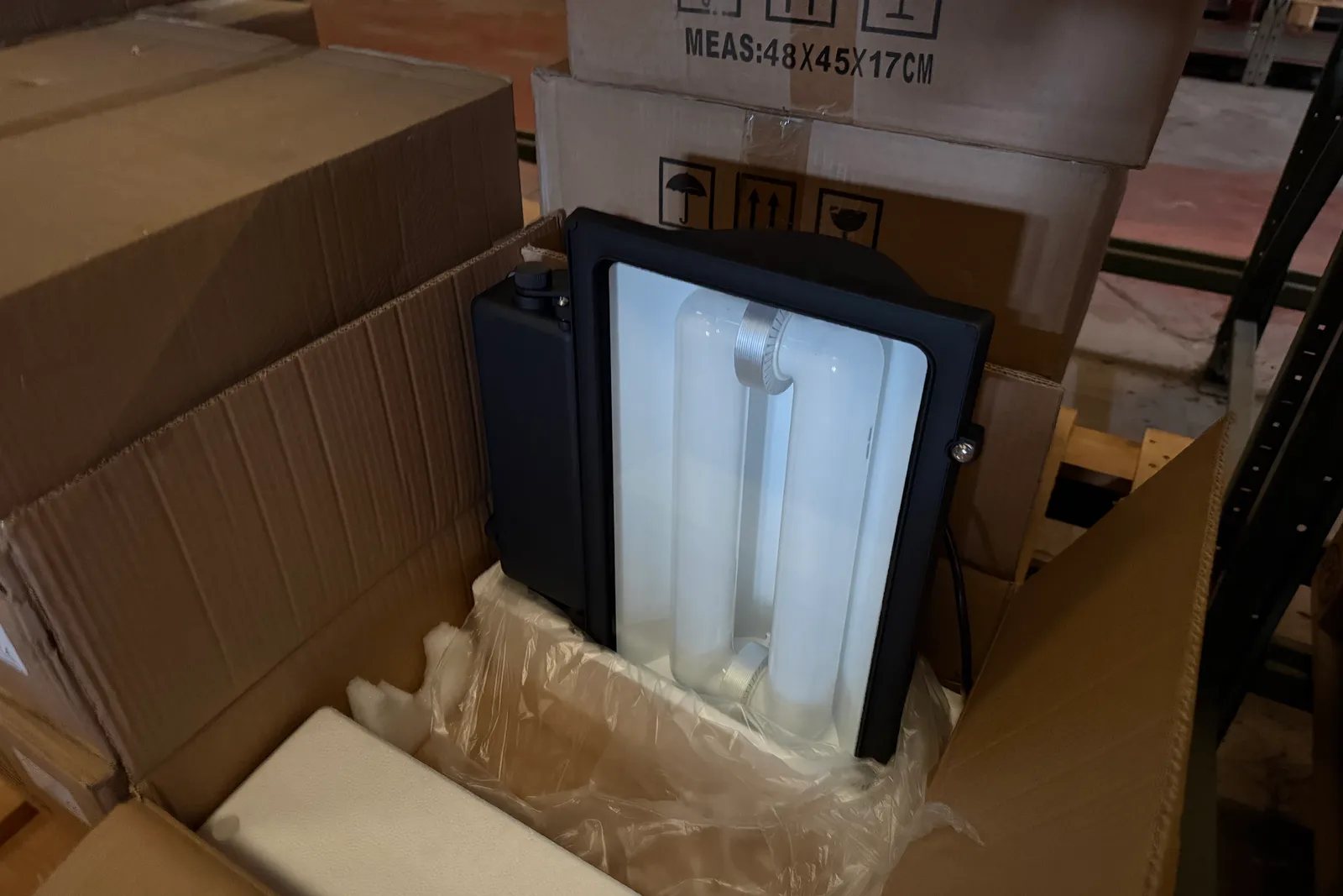 Magazzino lampade ad induzione magnetica, supporti e rimanenze