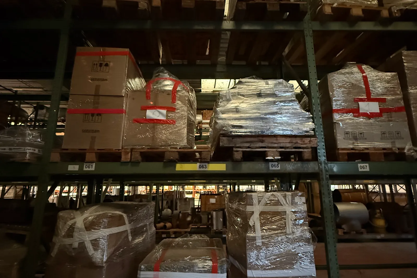 Magazzino lampade ad induzione magnetica, supporti e rimanenze