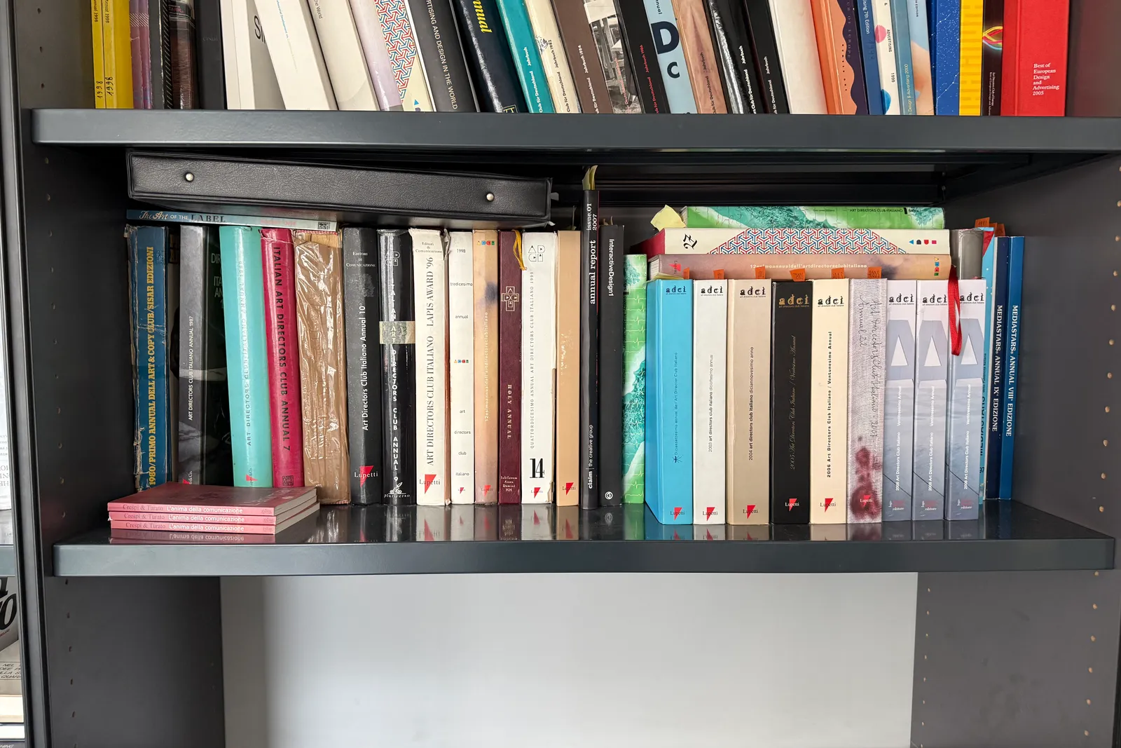 Volumi e riviste a scaffale, oltre stampe originali di uscite pubblicitarie degli anni 1955-1992 e microfiches