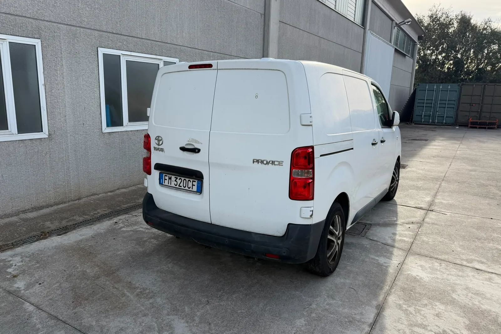 Autocarro Toyota Proace targato FM320CF