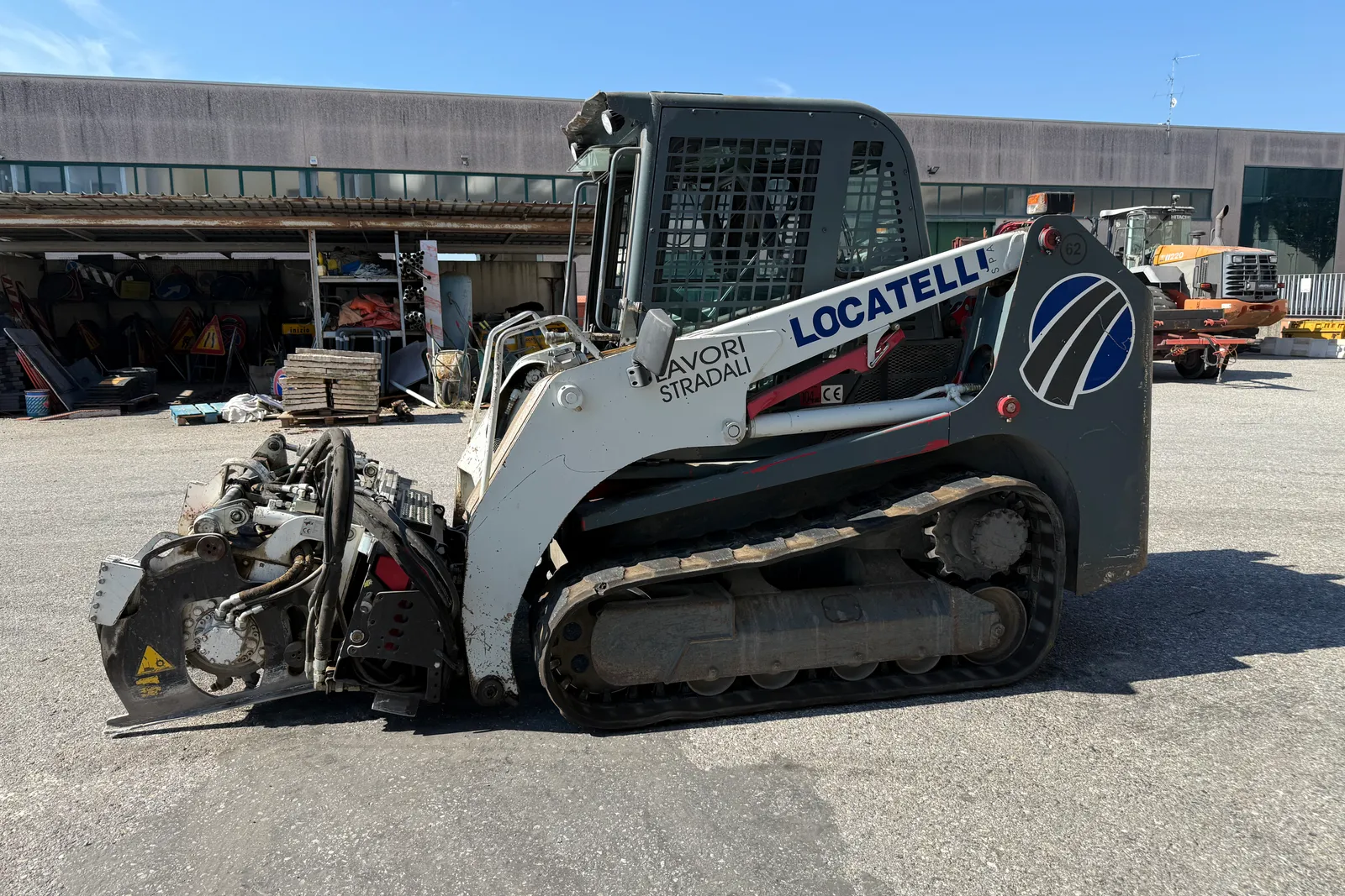 Minipala cingolata Takeuchi mod. TL140 completa di lama livellatrice, spazzatrice, fresa taglia asfalto, lama da neve e strumenti di misura
