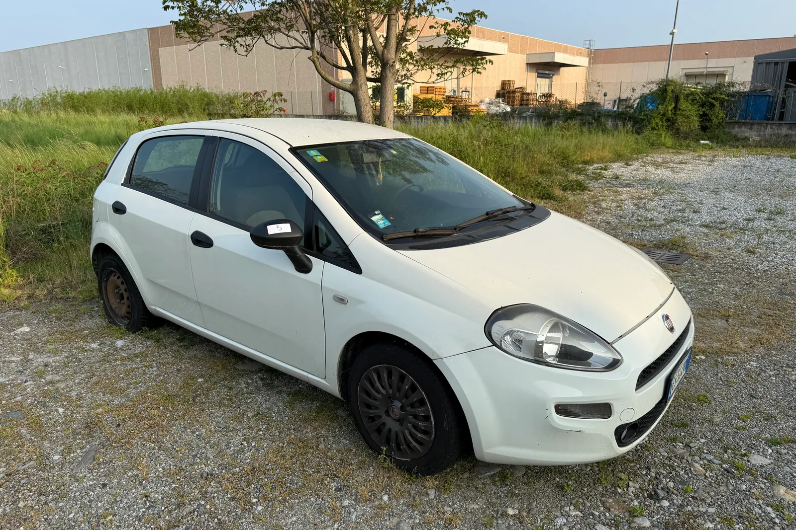 Autovettura Fiat Punto targata ES324VK