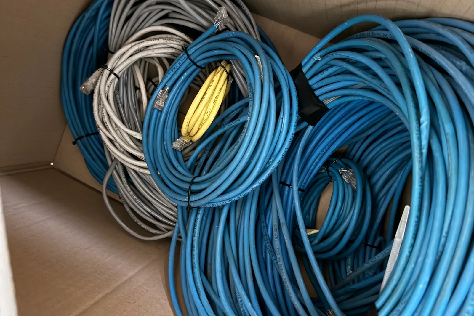 Arredi e macchine elettriche ed elettroniche da ufficio