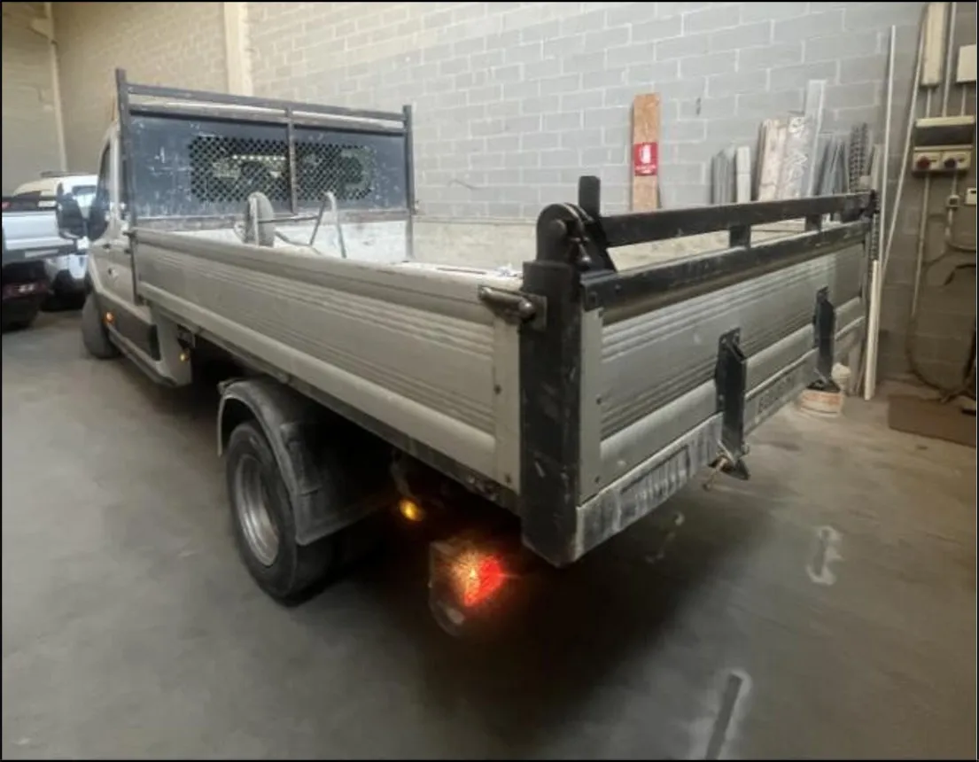 Autocarro Ford Transit targato FN246HF