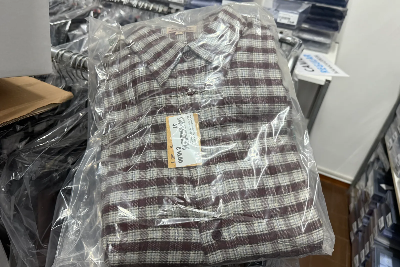 Magazzino tessuti, capi di abbigliamento e accessori – ID da n. 65 a n. 80