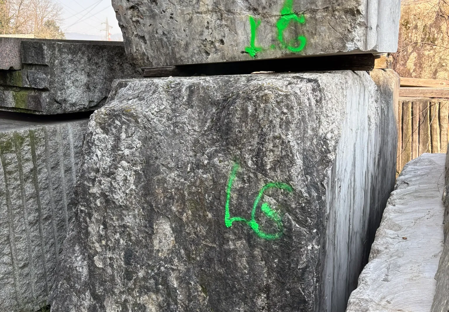 Marmo - rimanenze blocchi, semiblocchi, informi, pietrame, lastre, filagne e piastrelle, lotto espositivo e tavolo da esterno in marmo