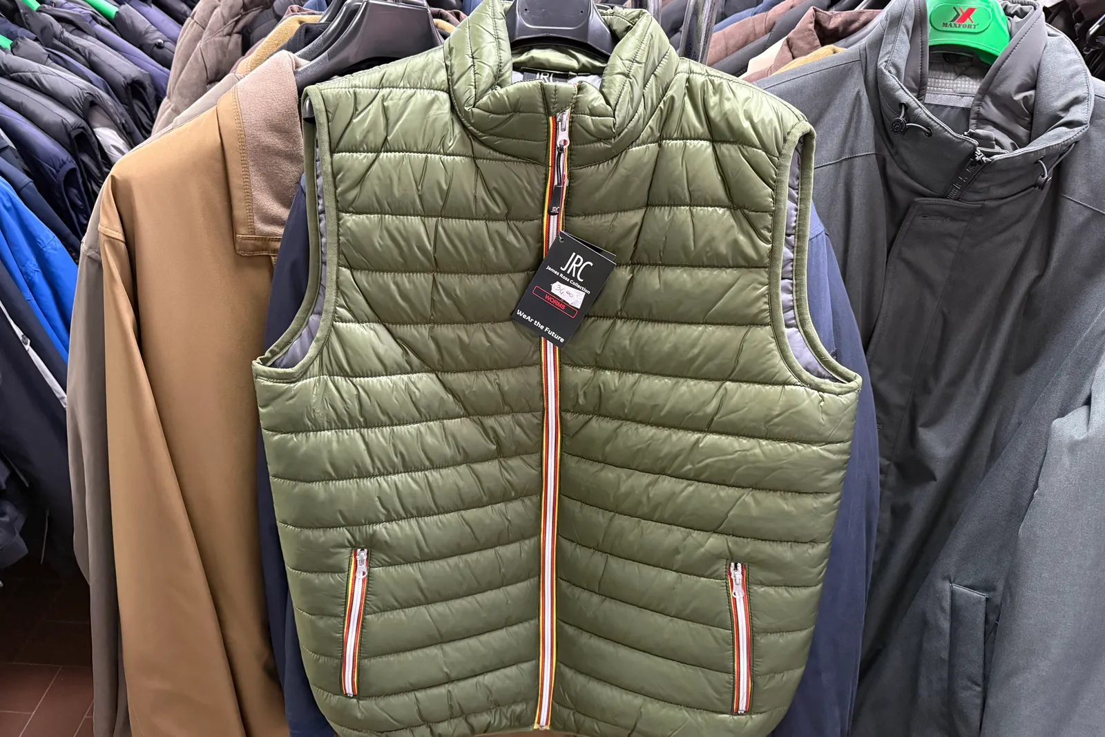 Magazzino tessuti, capi di abbigliamento e accessori – ID da n. 65 a n. 80