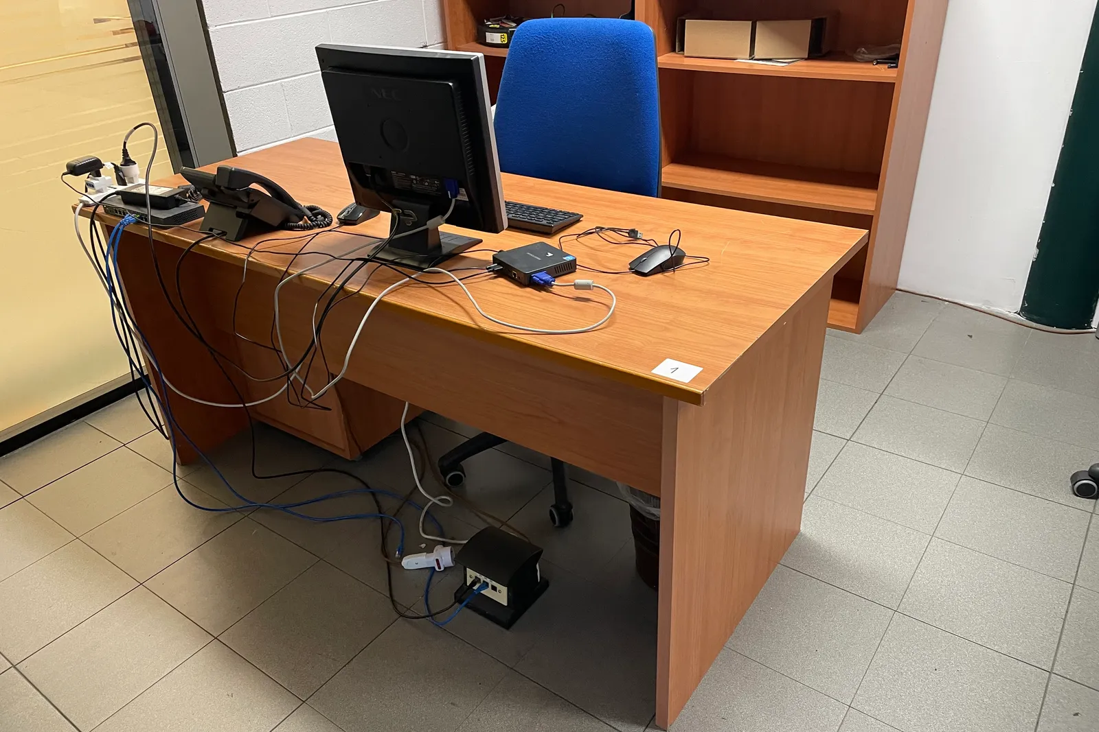Stock lampade da tavolo, materiale elettrico e minuteria varia, oltre attrezzature e mobili da ufficio