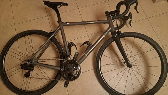 N. 1 bici con telaio in titanio e gruppo campagnolo