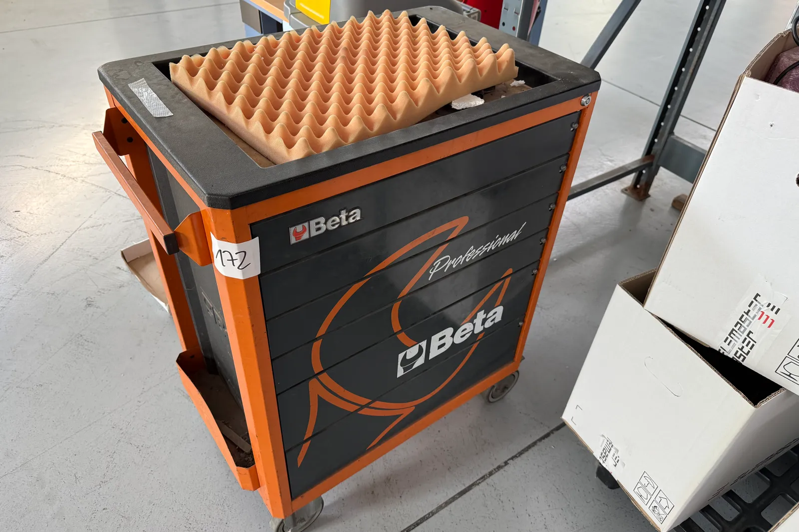 N. 3 transpallet, carrello, lavaasciuga pavimenti, carrello porta utensili Beta