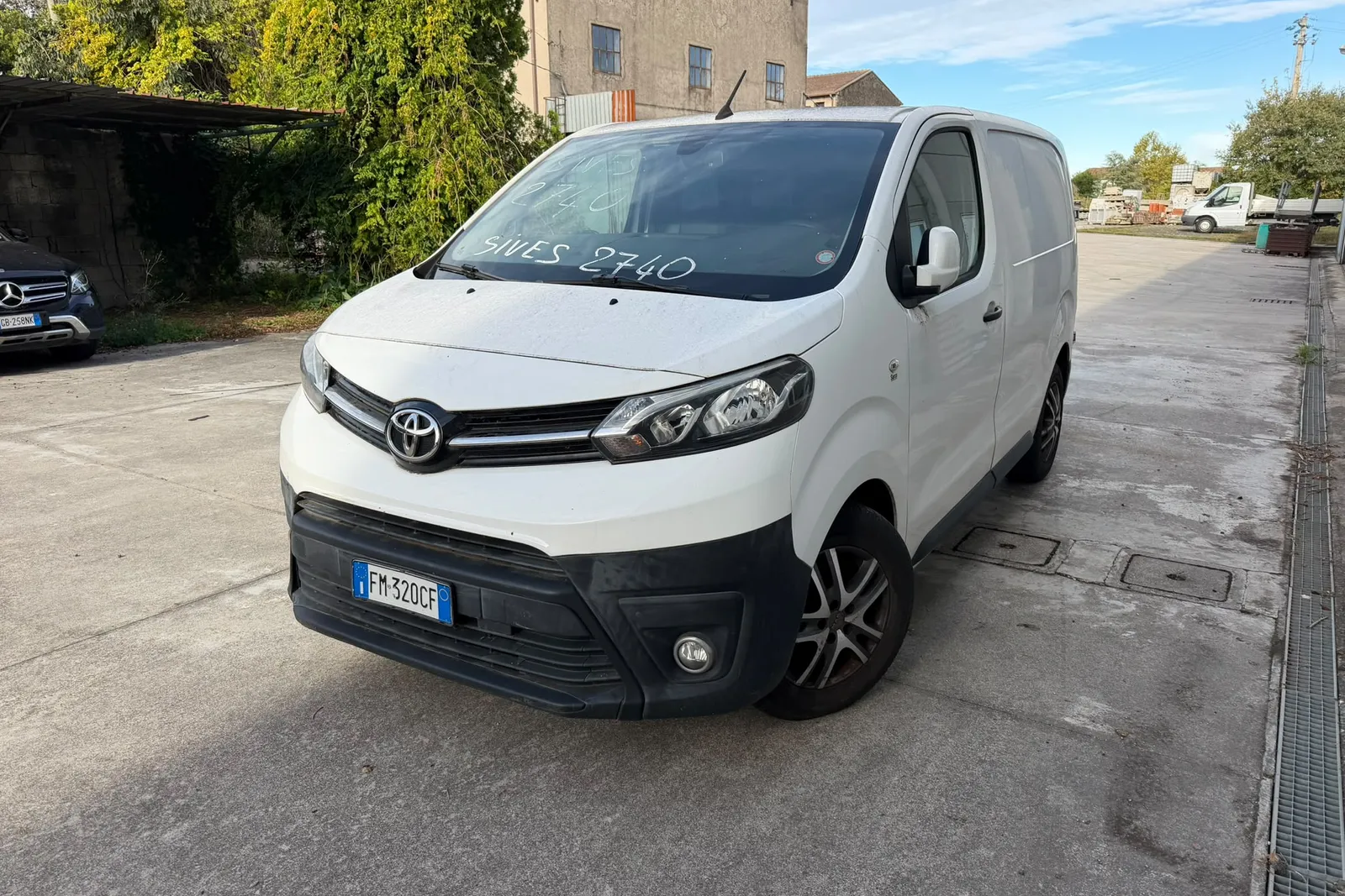 Autocarro Toyota Proace targato FM320CF