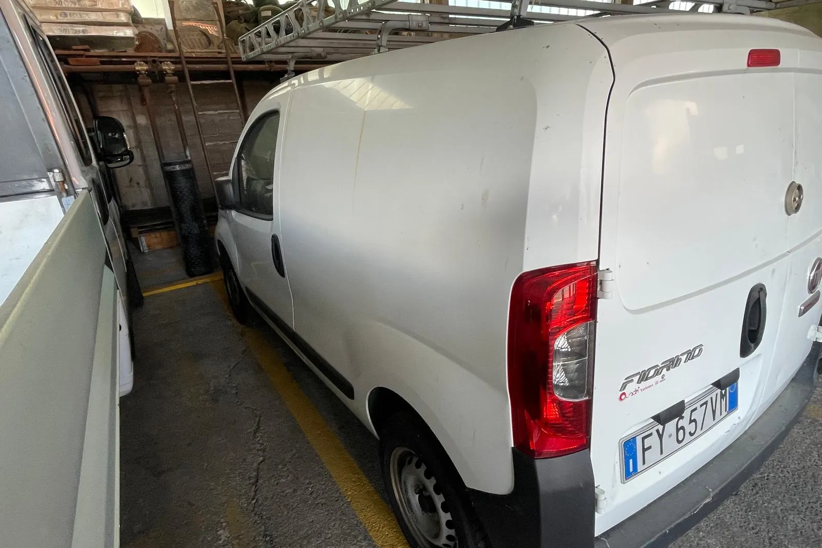 Fiat Fiorino targato FY657VM