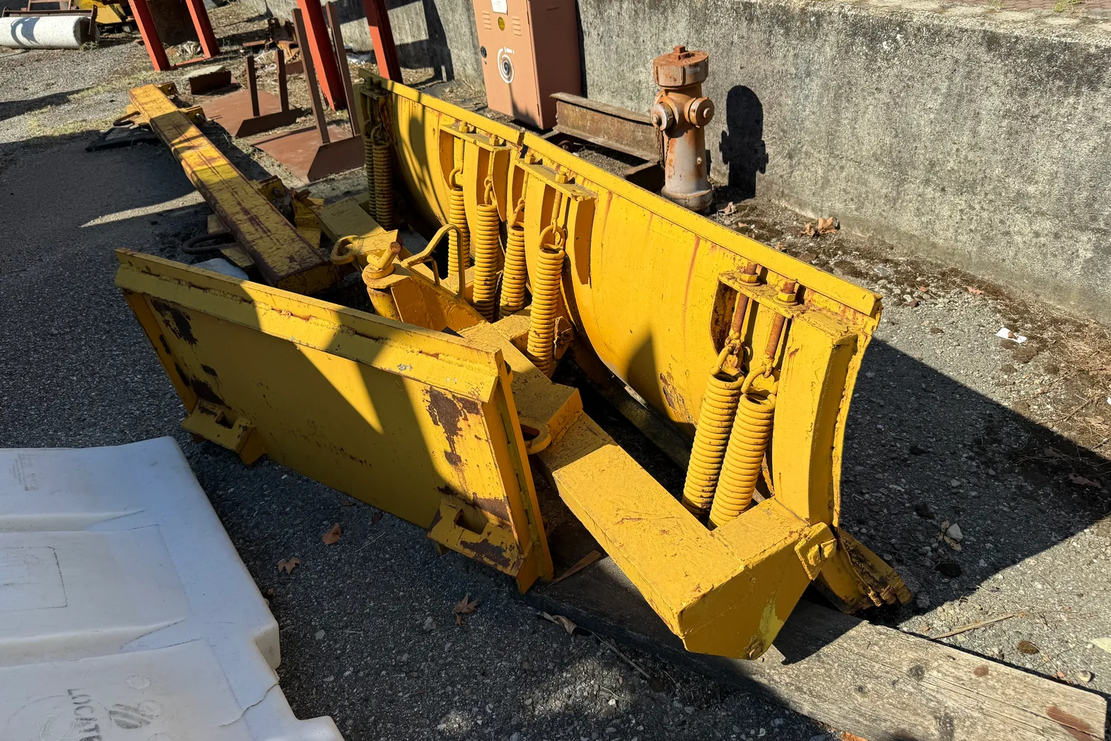Minipala cingolata Takeuchi mod. TL140 completa di lama livellatrice, spazzatrice, fresa taglia asfalto, lama da neve e strumenti di misura