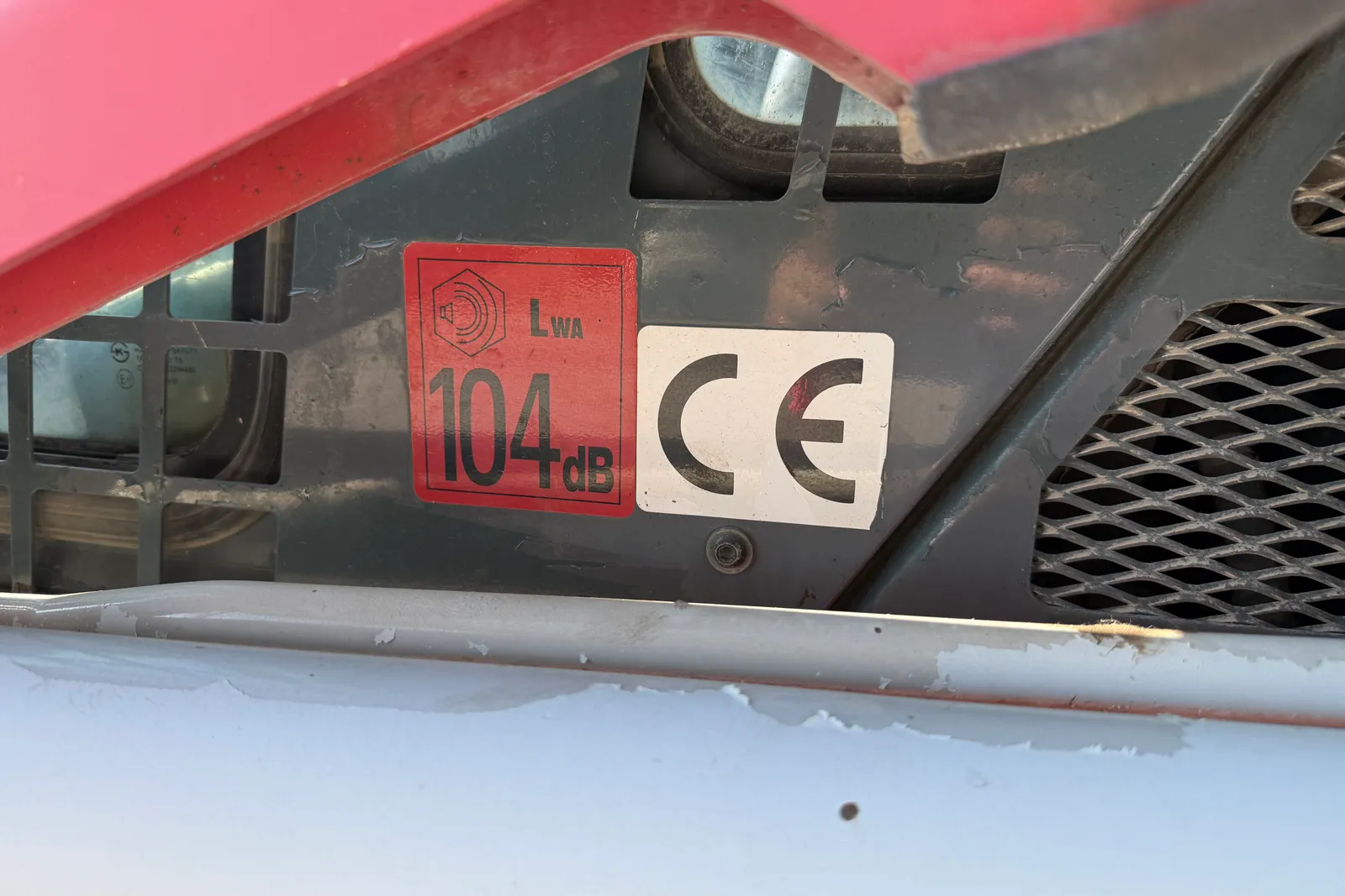 Minipala cingolata Takeuchi mod. TL140 completa di lama livellatrice, spazzatrice, fresa taglia asfalto, lama da neve e strumenti di misura