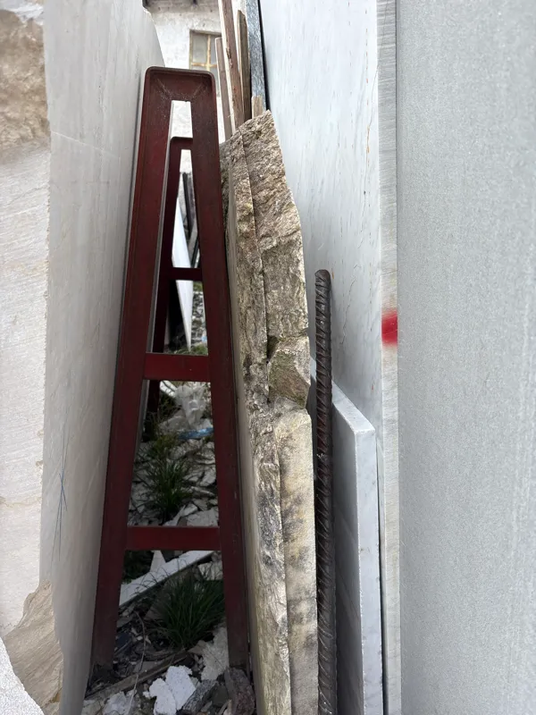 Marmo - rimanenze blocchi, semiblocchi, informi, pietrame, lastre, filagne e piastrelle, lotto espositivo e tavolo da esterno in marmo
