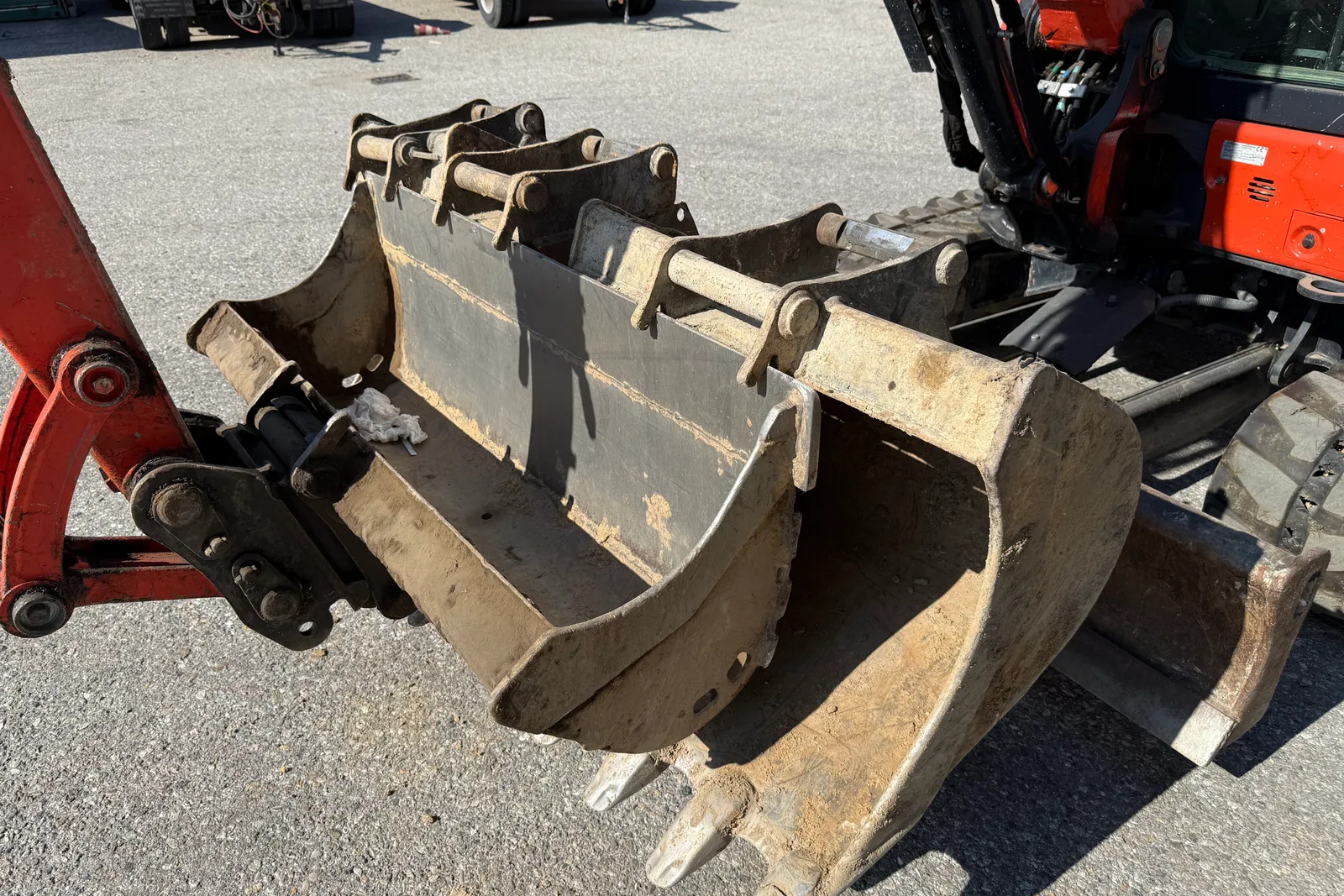 Escavatore Kubota mod. U56-5 completo di n. 3 benne e martello demolitore