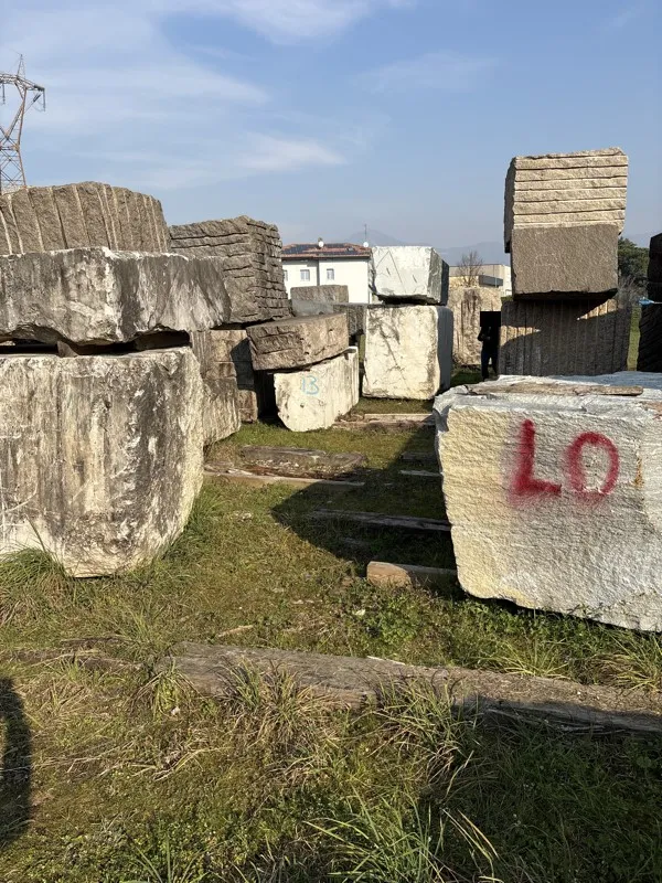 Marmo - rimanenze blocchi, semiblocchi, informi, pietrame, lastre, filagne e piastrelle, lotto espositivo e tavolo da esterno in marmo