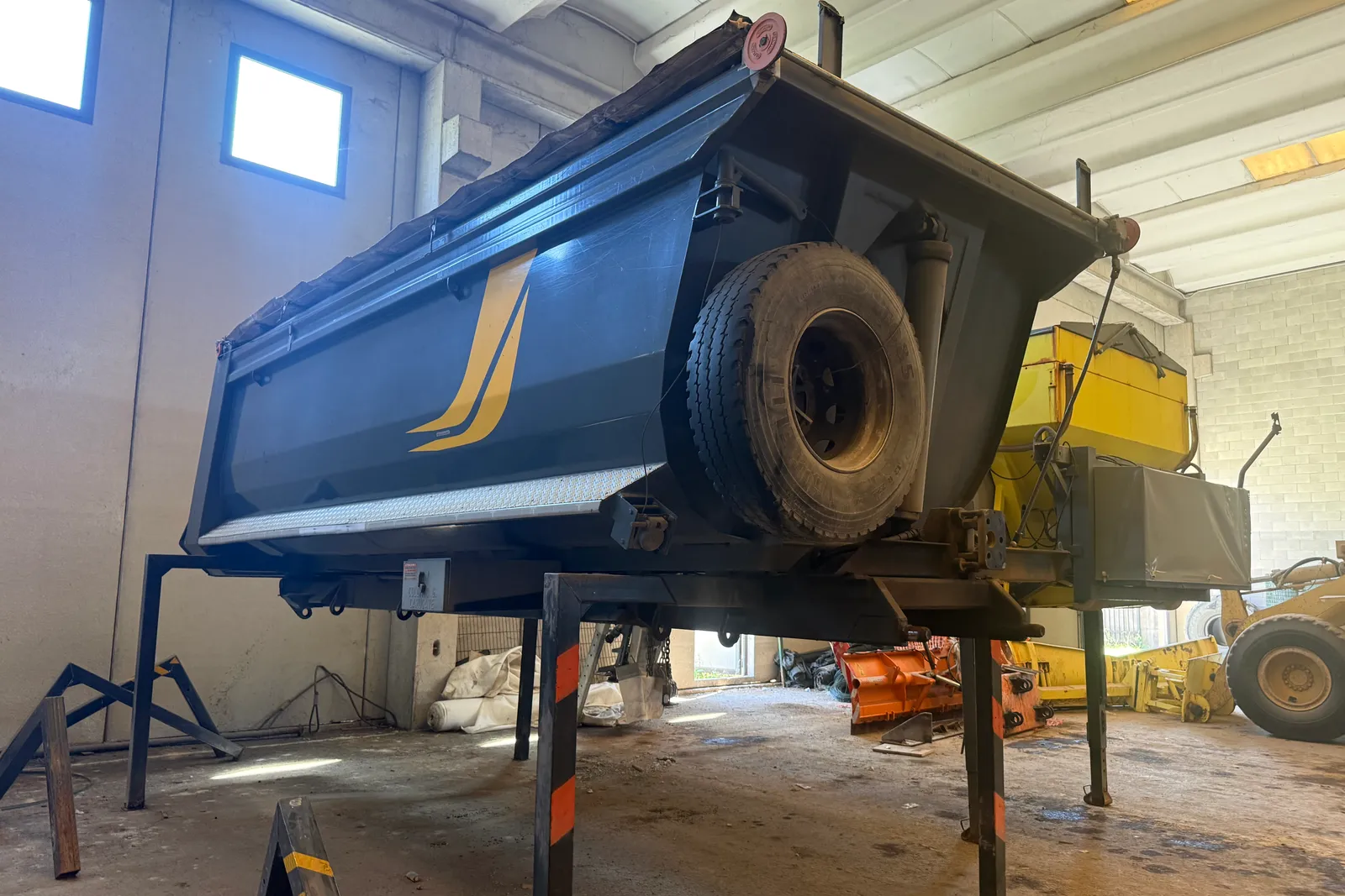 Autocarro Iveco Magirus A410T con impianto miscelazione calcestruzzo Bertoli e cassone scarrabile targato GA406BK