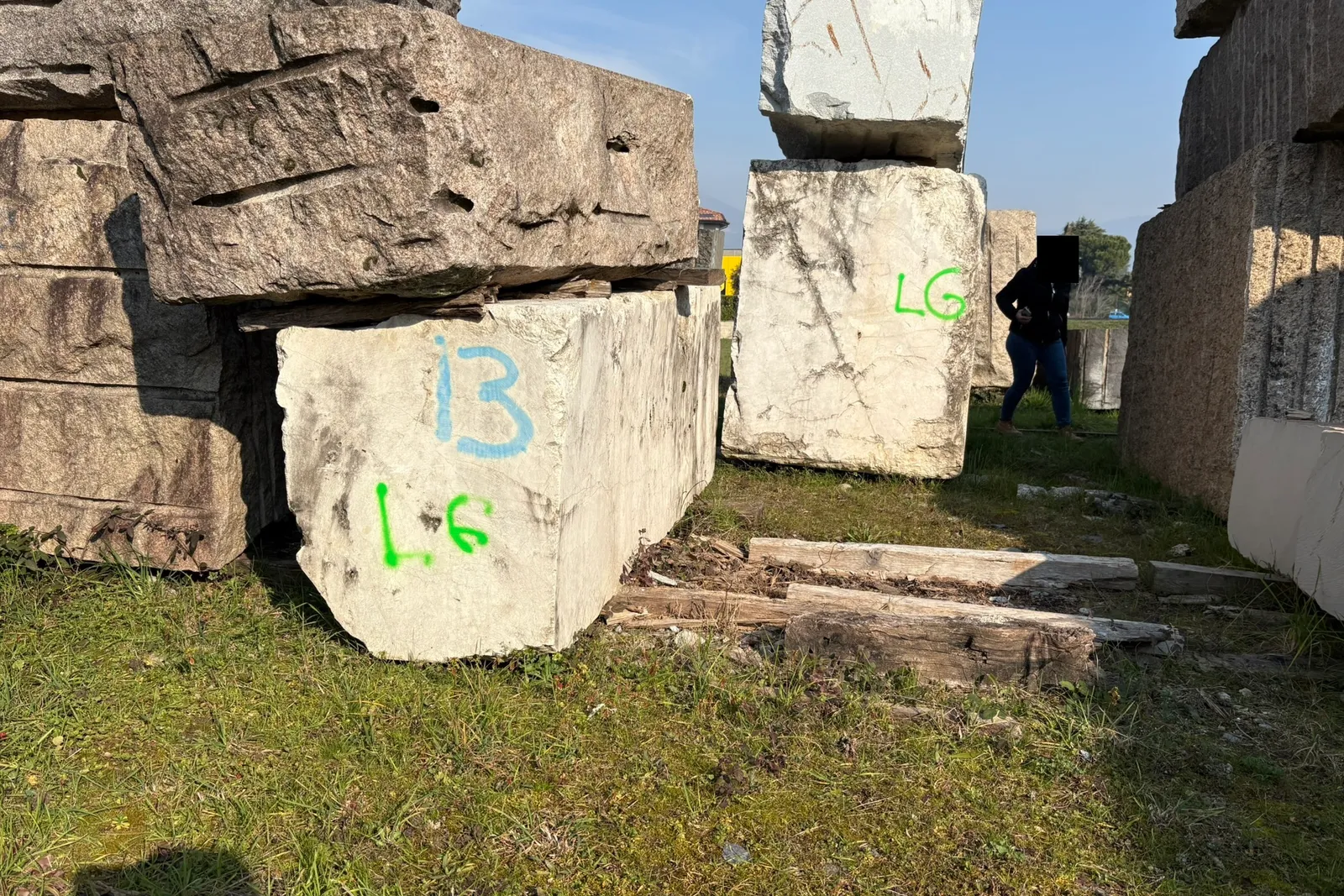 Marmo - rimanenze blocchi, semiblocchi, informi, pietrame, lastre, filagne e piastrelle, lotto espositivo e tavolo da esterno in marmo