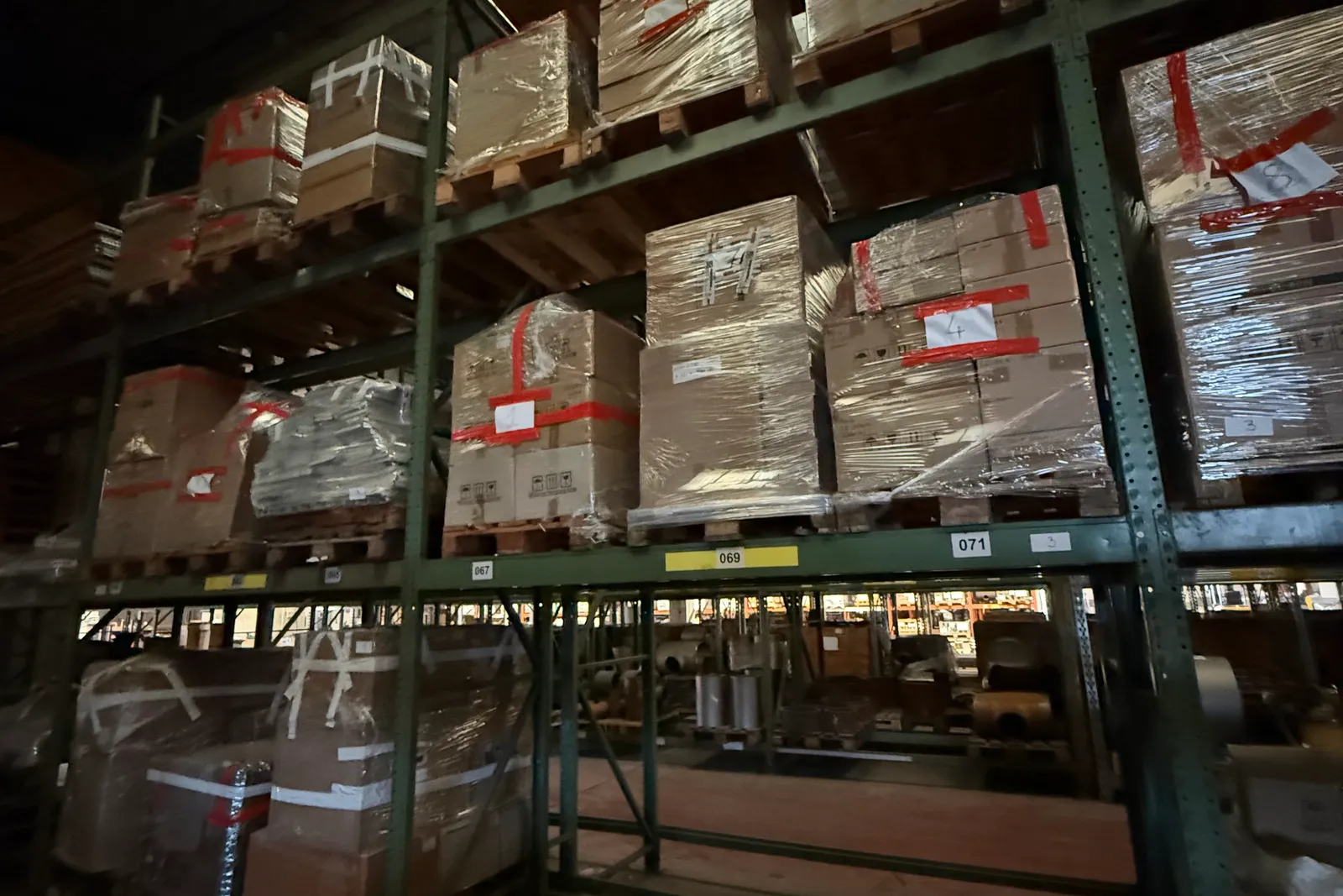 Magazzino lampade ad induzione magnetica, supporti e rimanenze