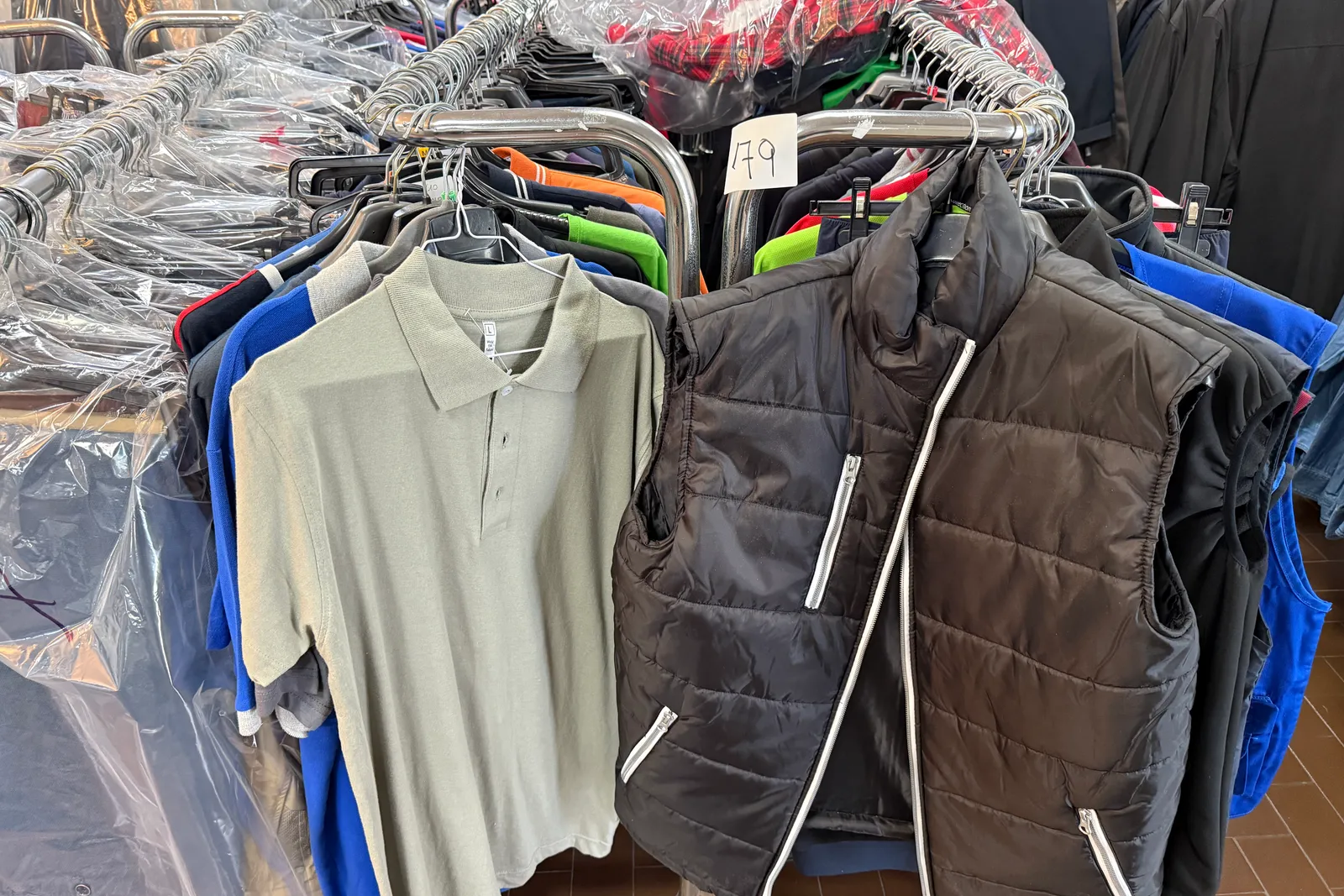 Magazzino tessuti, capi di abbigliamento e accessori – ID da n. 65 a n. 80