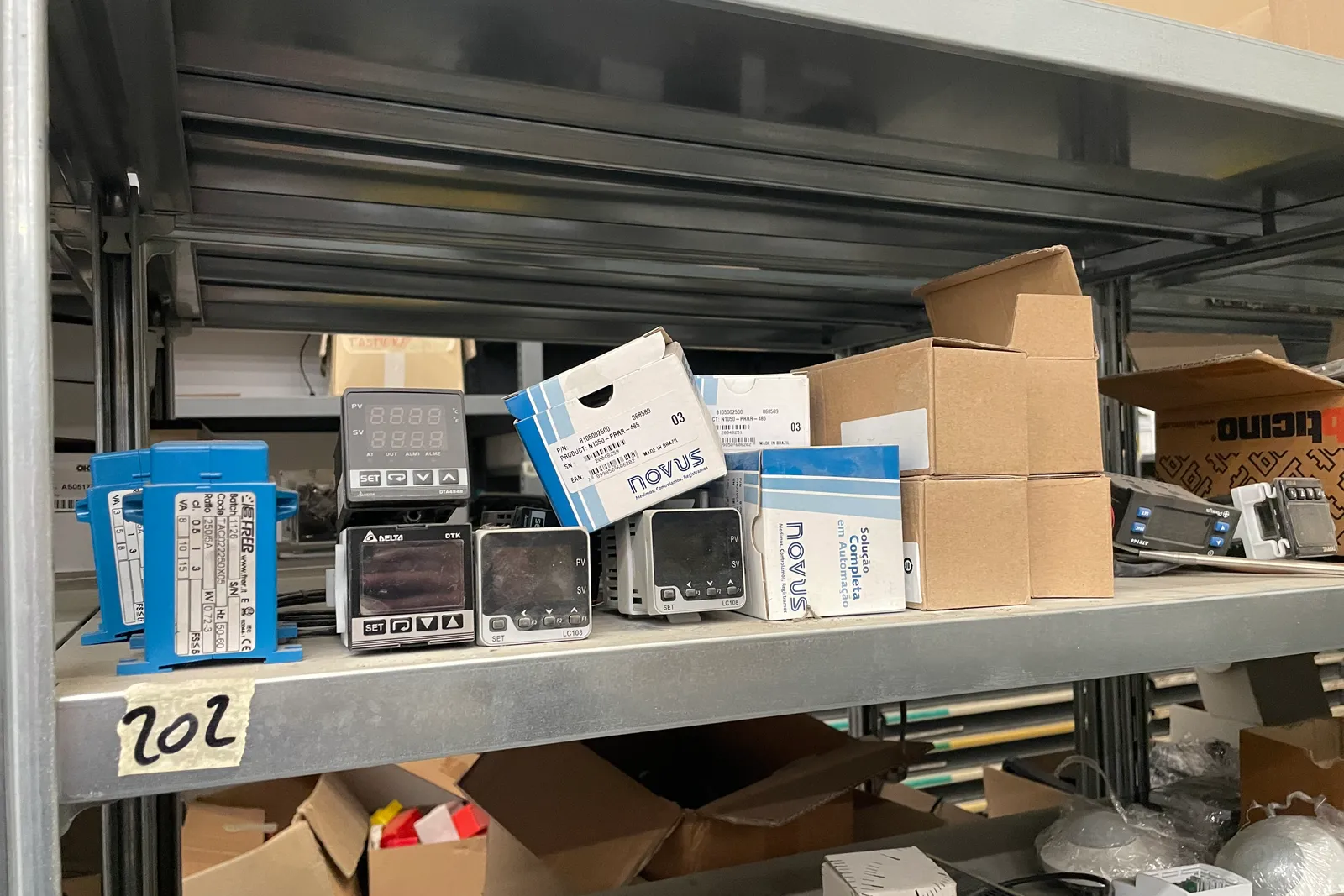 Stock lampade da tavolo, materiale elettrico e minuteria varia, oltre attrezzature e mobili da ufficio
