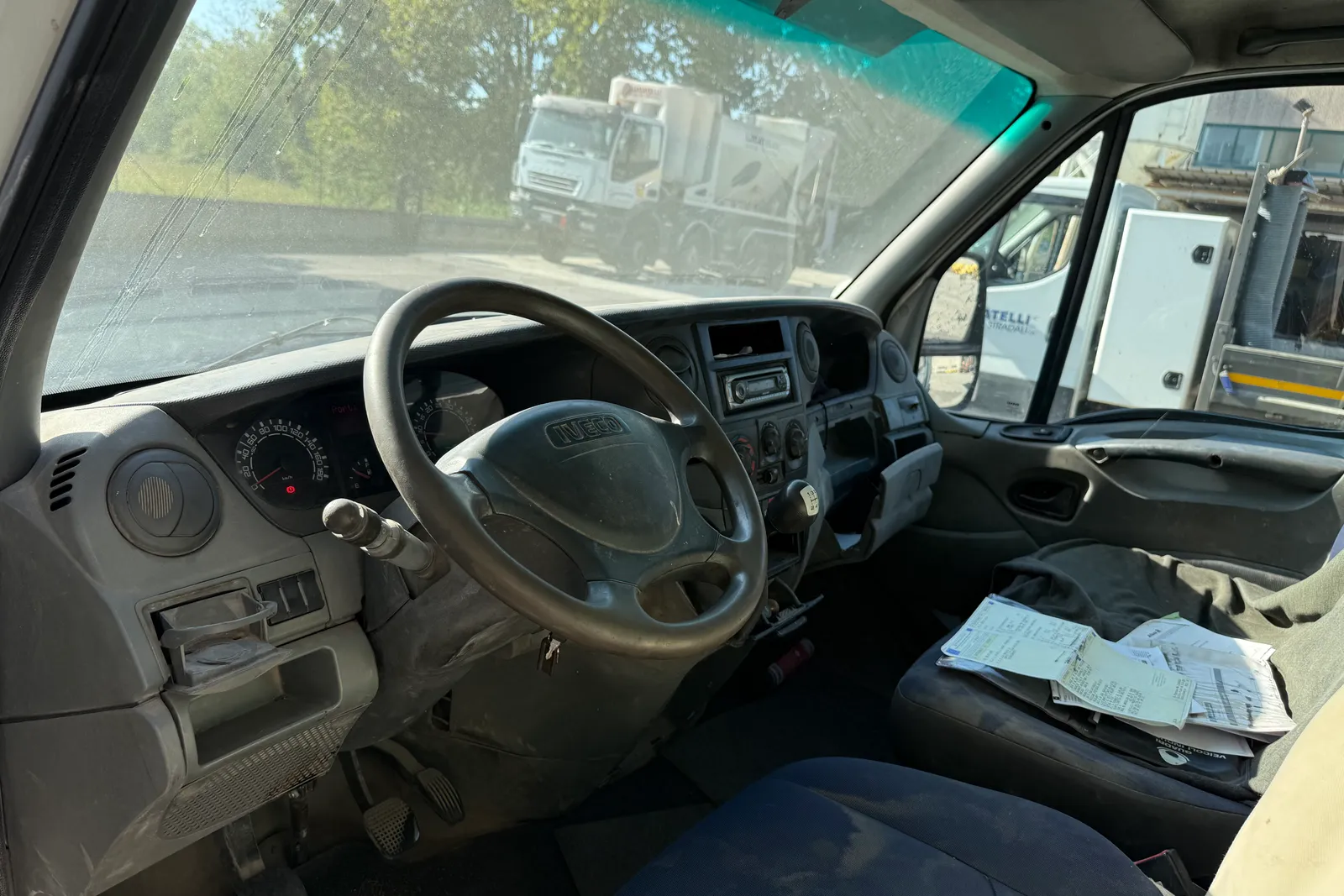 Autocarro ribaltabile Iveco Daily (35E4) targato DJ175EL