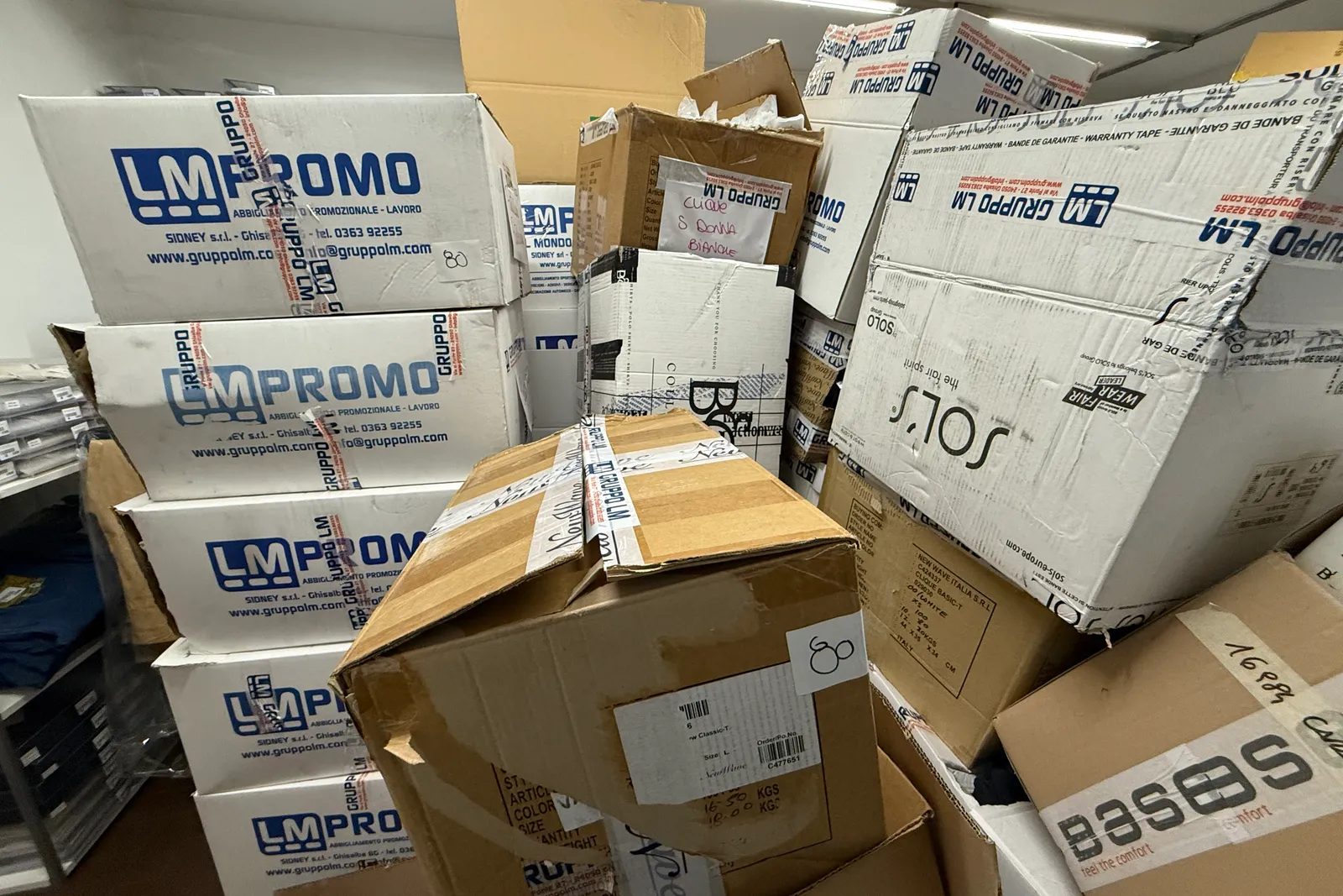 Magazzino tessuti, capi di abbigliamento e accessori – ID da n. 65 a n. 80