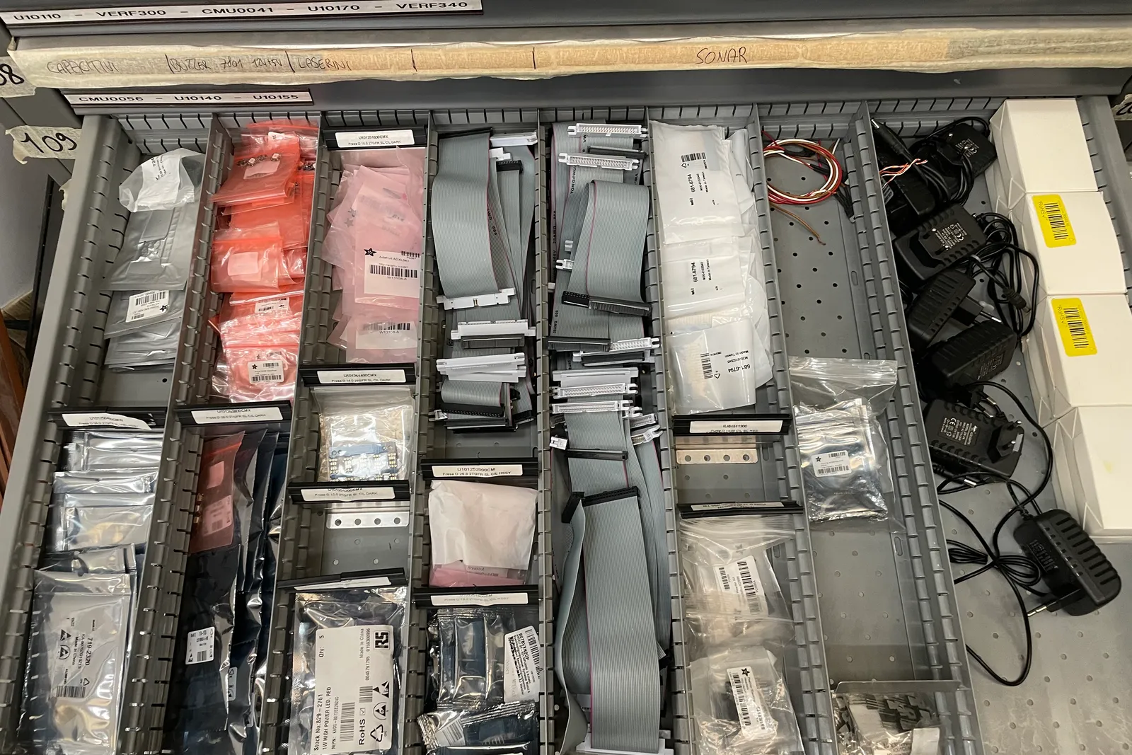 Stock lampade da tavolo, materiale elettrico e minuteria varia, oltre attrezzature e mobili da ufficio