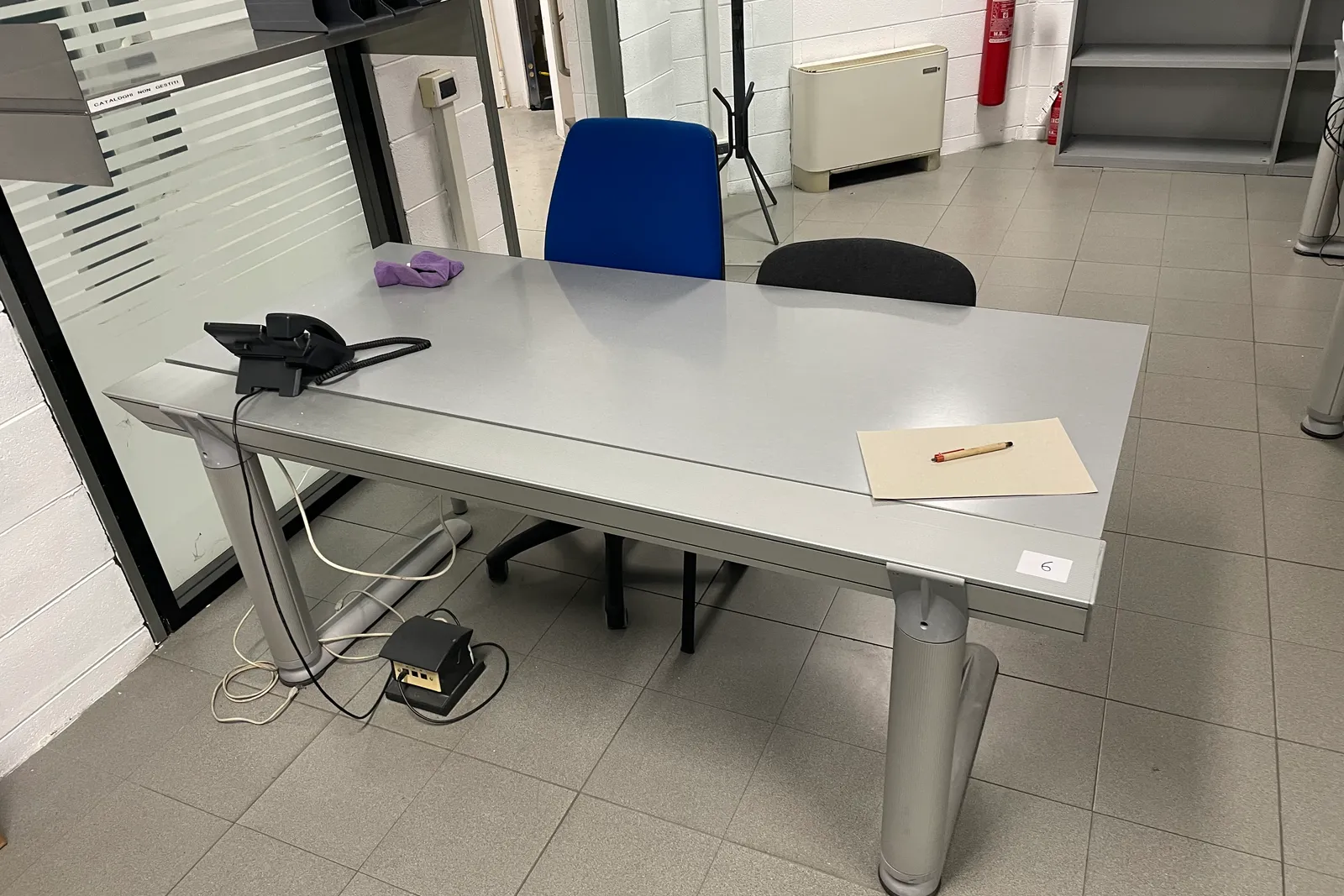 Stock lampade da tavolo, materiale elettrico e minuteria varia, oltre attrezzature e mobili da ufficio