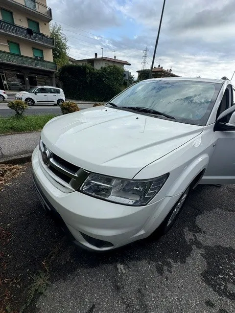 Autovettura Fiat Freemont targata ES517VL