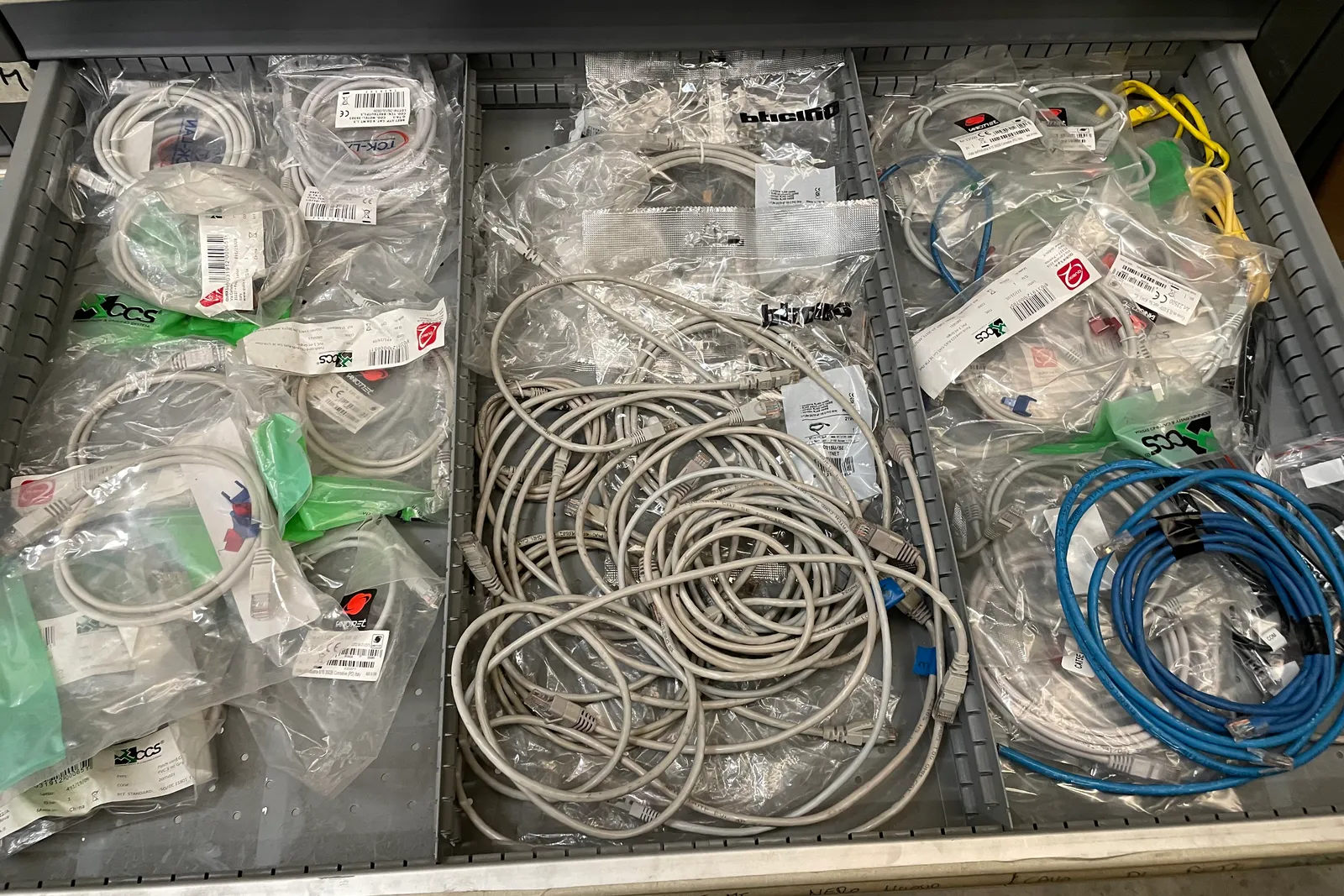 Stock lampade da tavolo, materiale elettrico e minuteria varia, oltre attrezzature e mobili da ufficio