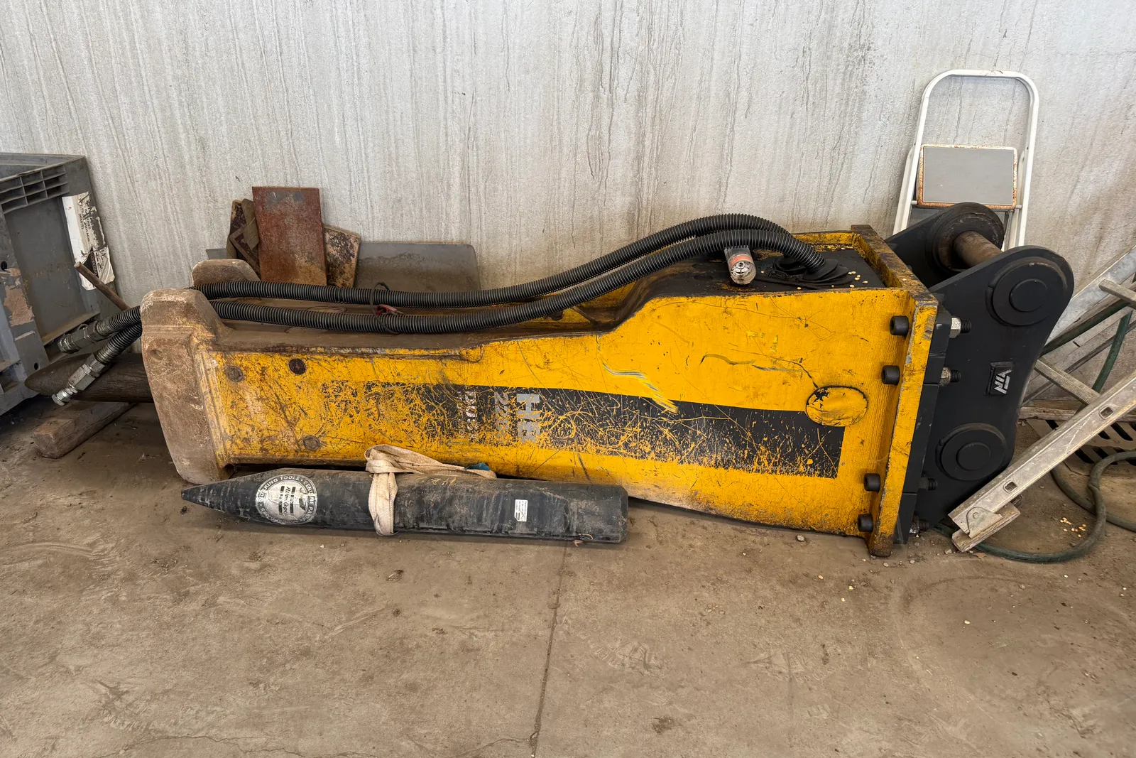 Martello demolitore con punta Atlas Copco mod. HB 2200 Dust